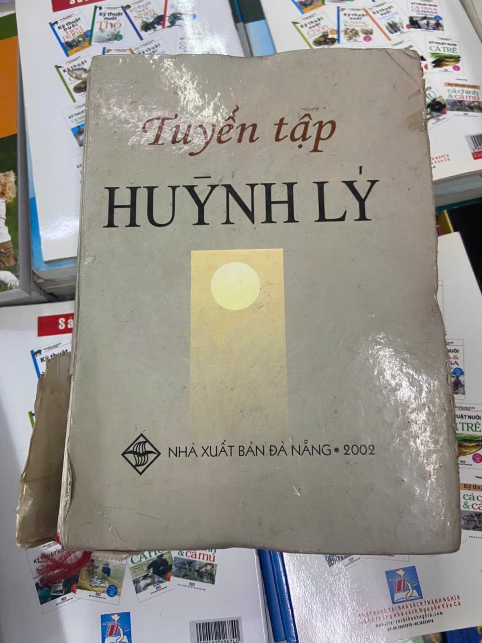 Tuyển tập Huỳnh Lý Bìa giấy bọc ngoài bìa cứng bị rách ở góc như hình, sách cũ nhưng nội dung vẫn tốt Sách văn học VAVO1004