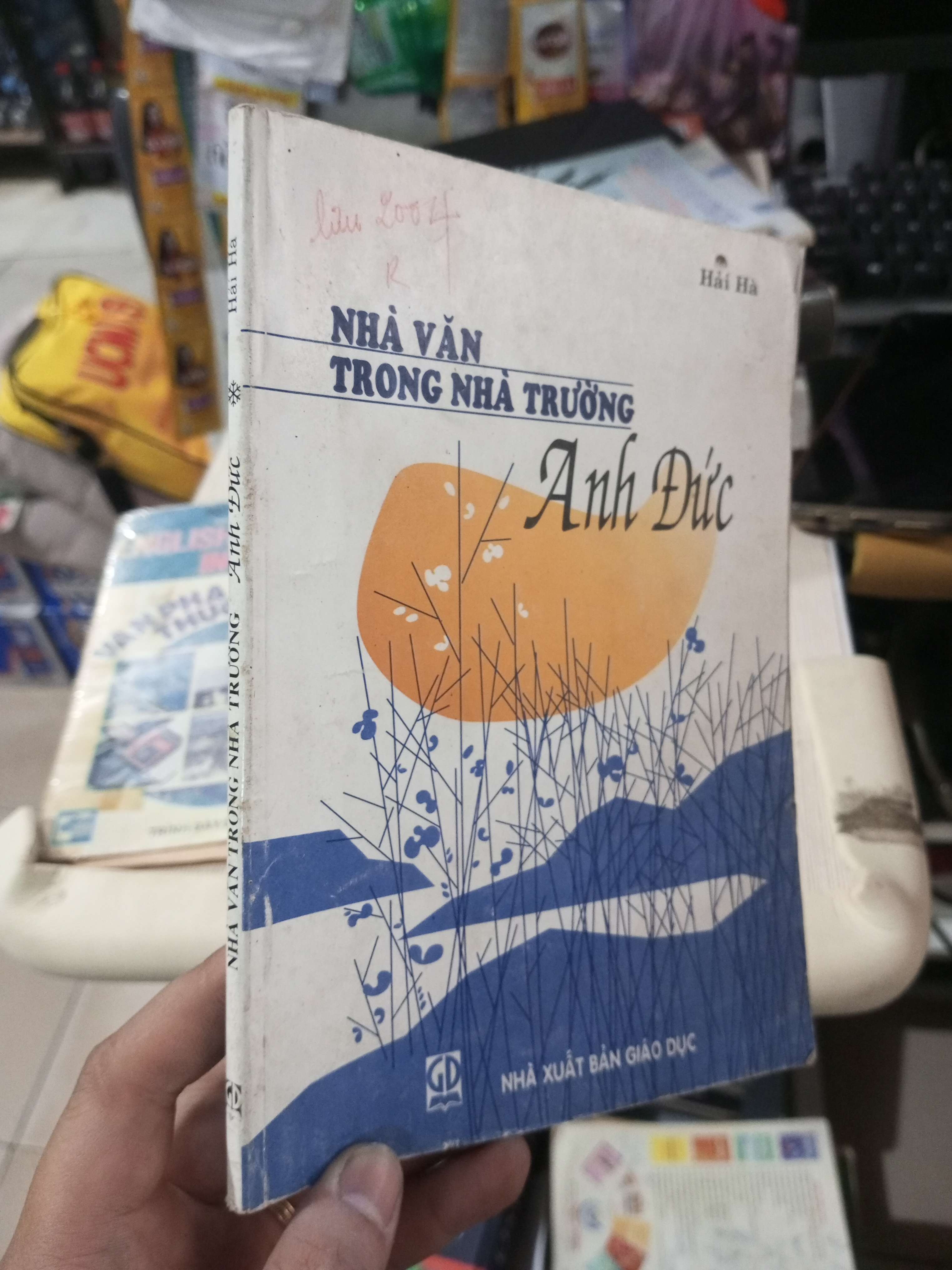 Nhà Văn Trong Nhà Trường - Anh Đức 2002 mới 80% viết Sách văn học HCM1004