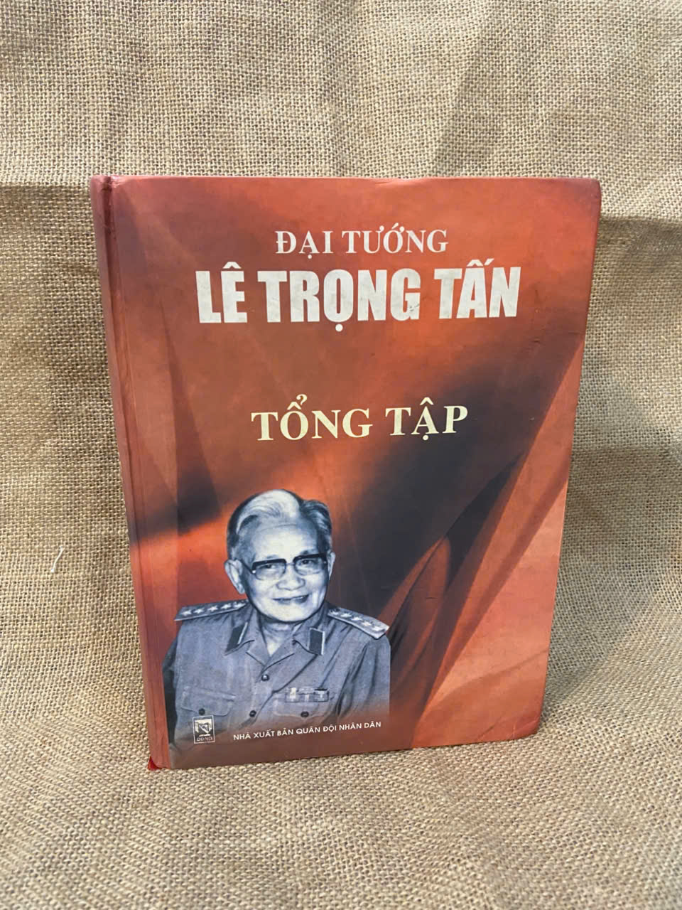 Đại tướng Lê Trọng Tấn tổng tập Gần 1 nửa trang giấy phần phía sau của sách từng bị ẩm nên nhăn, nội dung vẫn đầy đủ Lịch sử Việt Nam NSX1004
