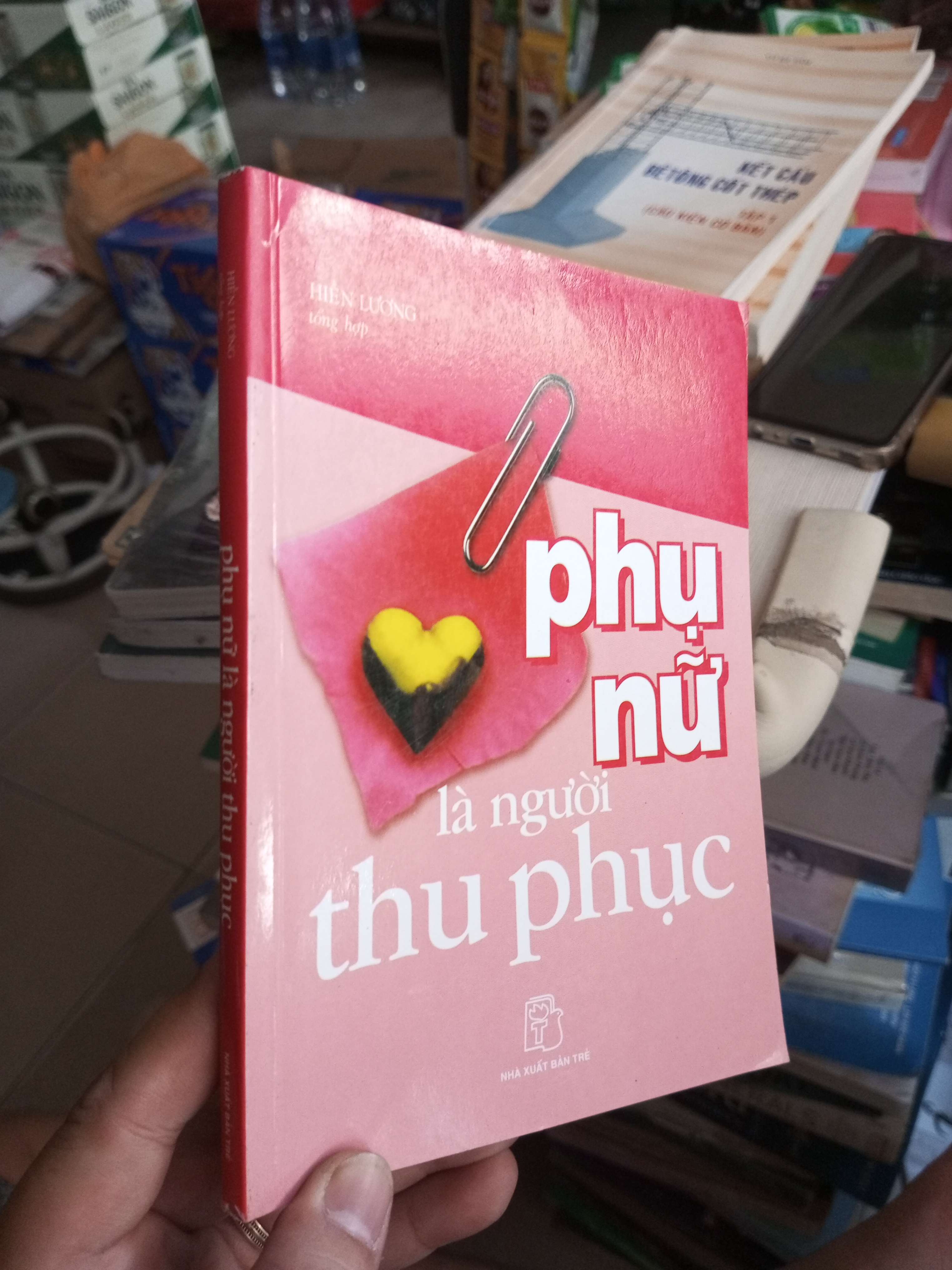 Phụ Nữ Là Người Thu Phục - Hiền Lương 2008 mới 80% Sách văn học HCM1004 (NSX)