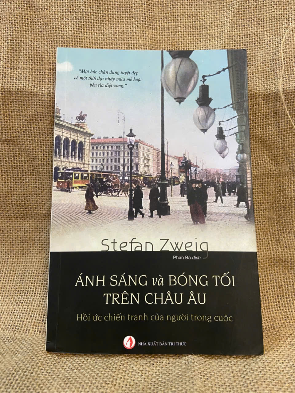 Ánh sáng và Bóng tối trên Châu Âu - Stefan Zweig 2021 mới 90% có chữ ký và note của chủ cũ, không ảnh hưởng nội dung Văn học nước ngoài NSX1004