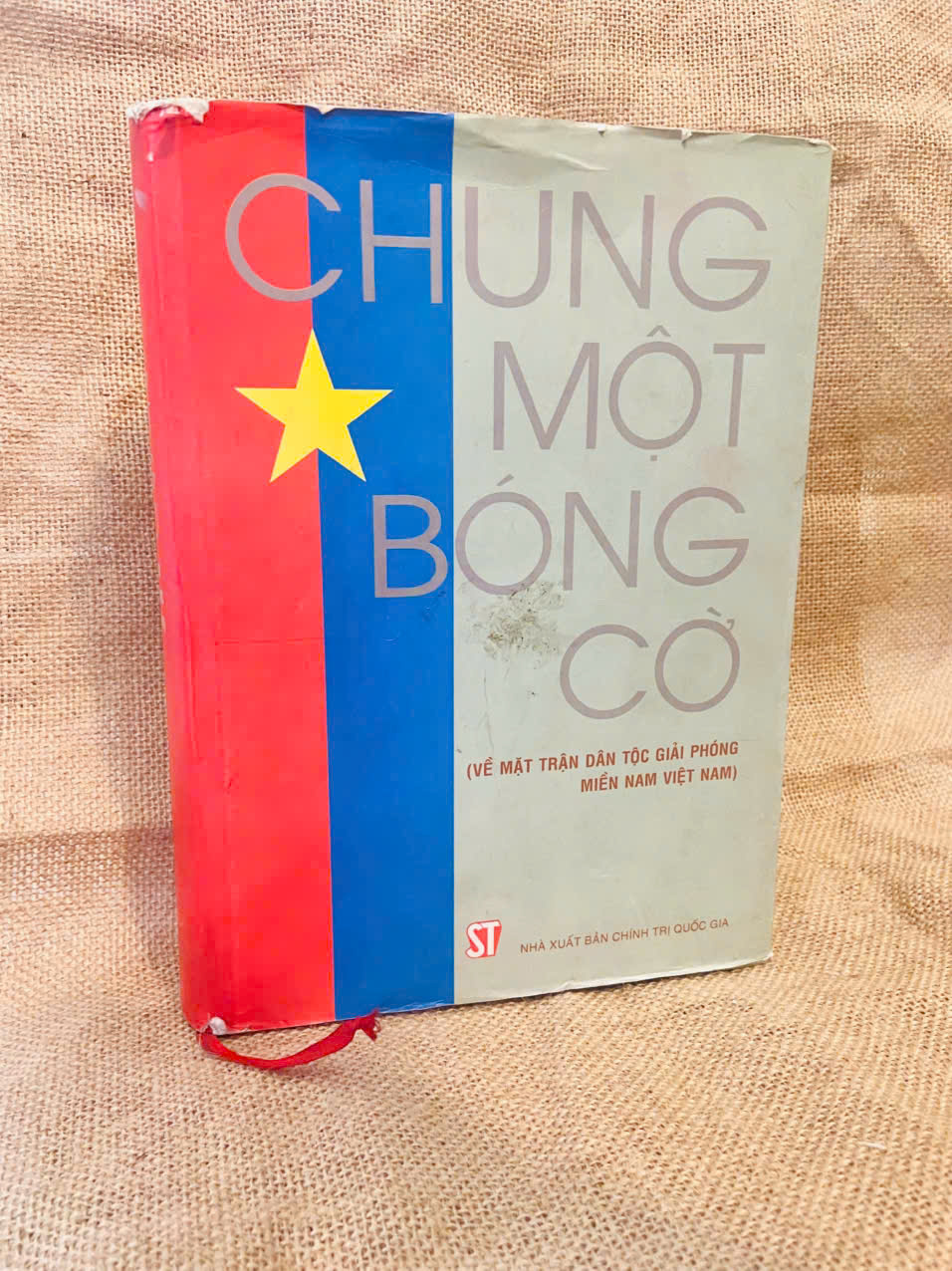 Chung một bóng cờ 2017 Bìa giấy ngoài rách nhỏ ở 2 đầu, bên trong bìa cứng và trang giấy còn mới tốt Lịch sử Việt Nam NSX1004