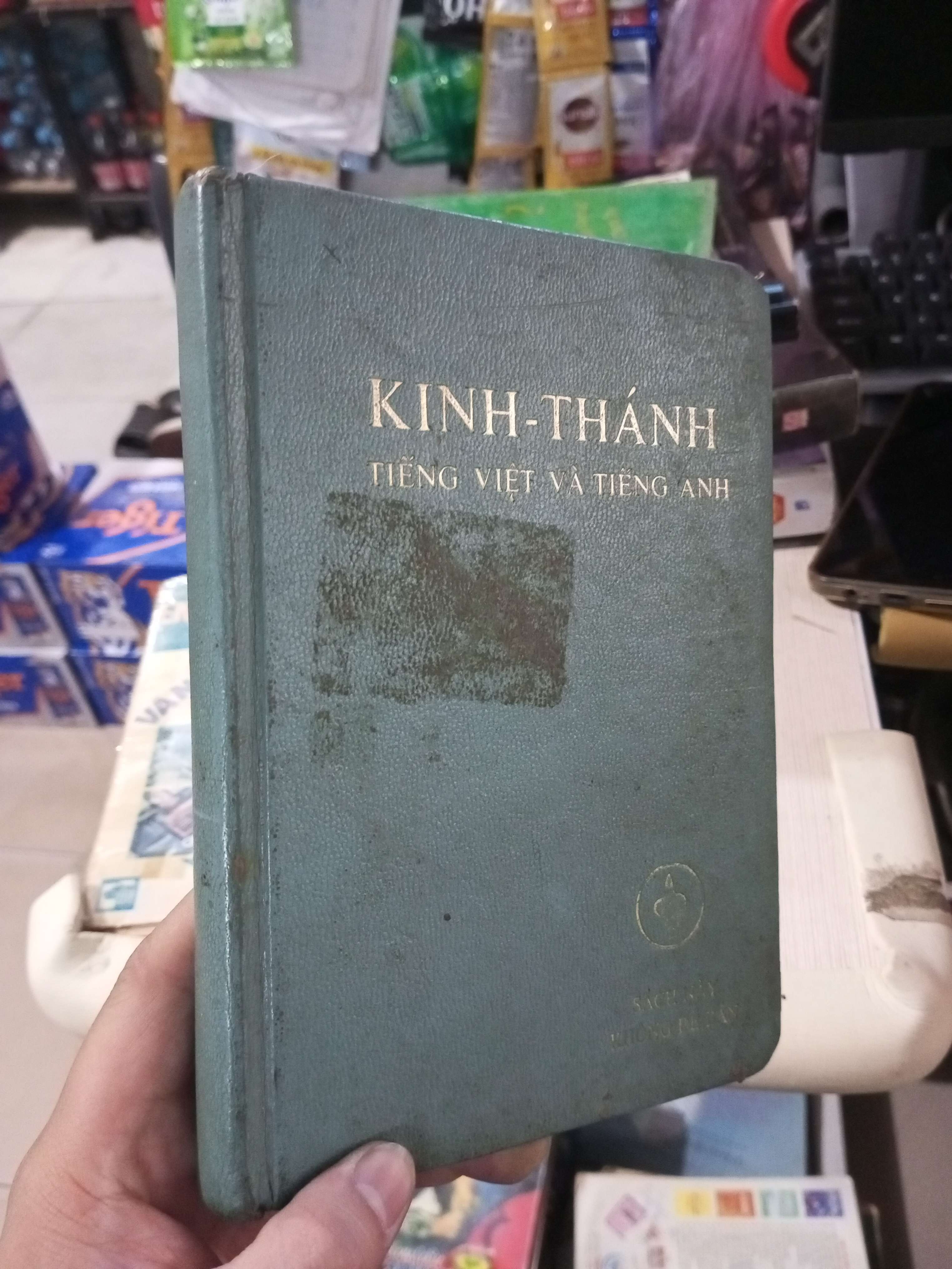 Kinh Thánh: Tiếng Việt Và Tiếng Anh mới 70% ố rách rìa Sách tôn giáo - tâm linh HCM1004 (NSX)