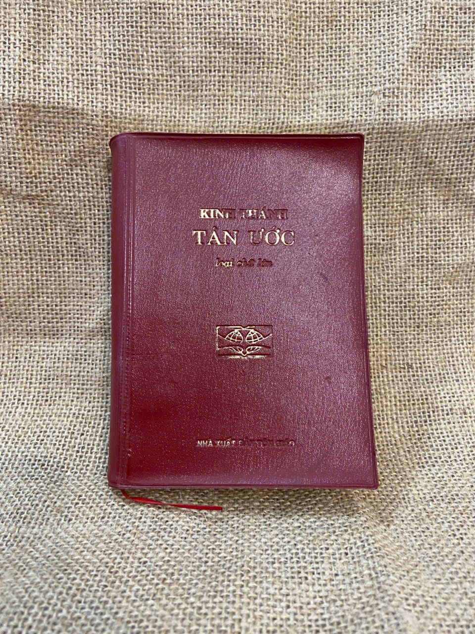 Kinh thánh Tân Ước 2011 bìa bị phai màu ở chữ, có chữ ký và note của chủ cũ, không ảnh hưởng nội dung Công giáo NSX1004