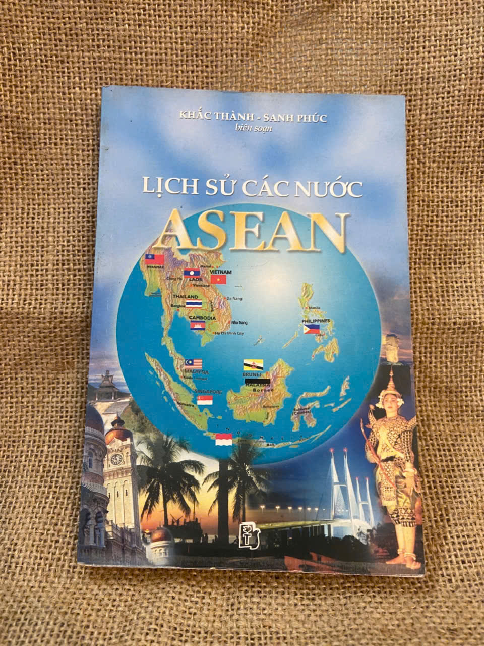 Lịch sử các nước ASEAN 2001 mới 80% ố nhẹ, có chữ ký và note của chủ cũ, không ảnh hưởng nội dung Lịch sử thế giới NSX1004