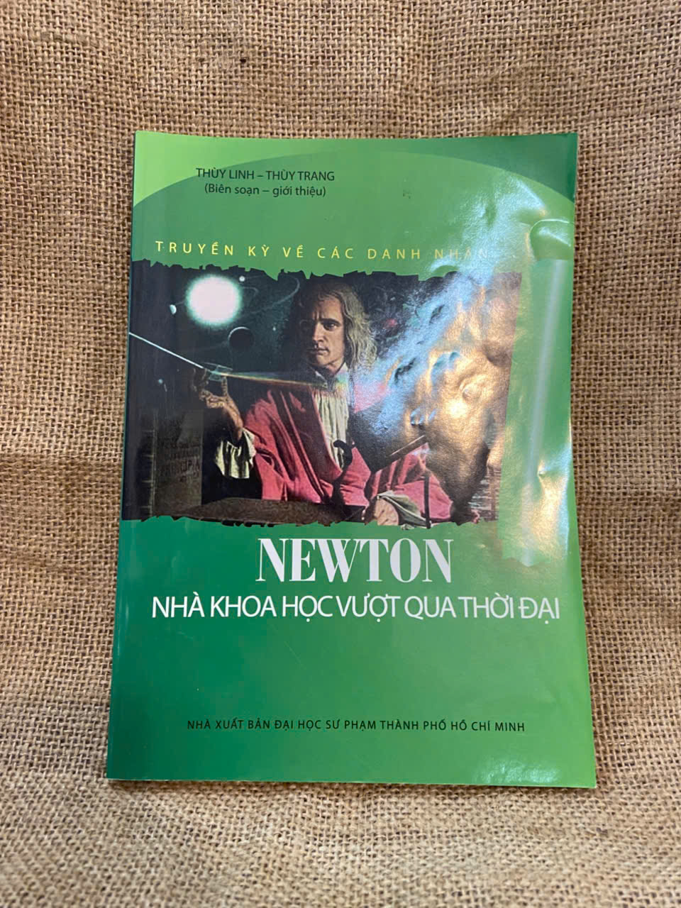 Newton nhà khoa học vượt qua thời đại 2012 mới 90% có chữ ký và note của chủ cũ, không ảnh hưởng nội dung Sách Danh nhân NSX1004