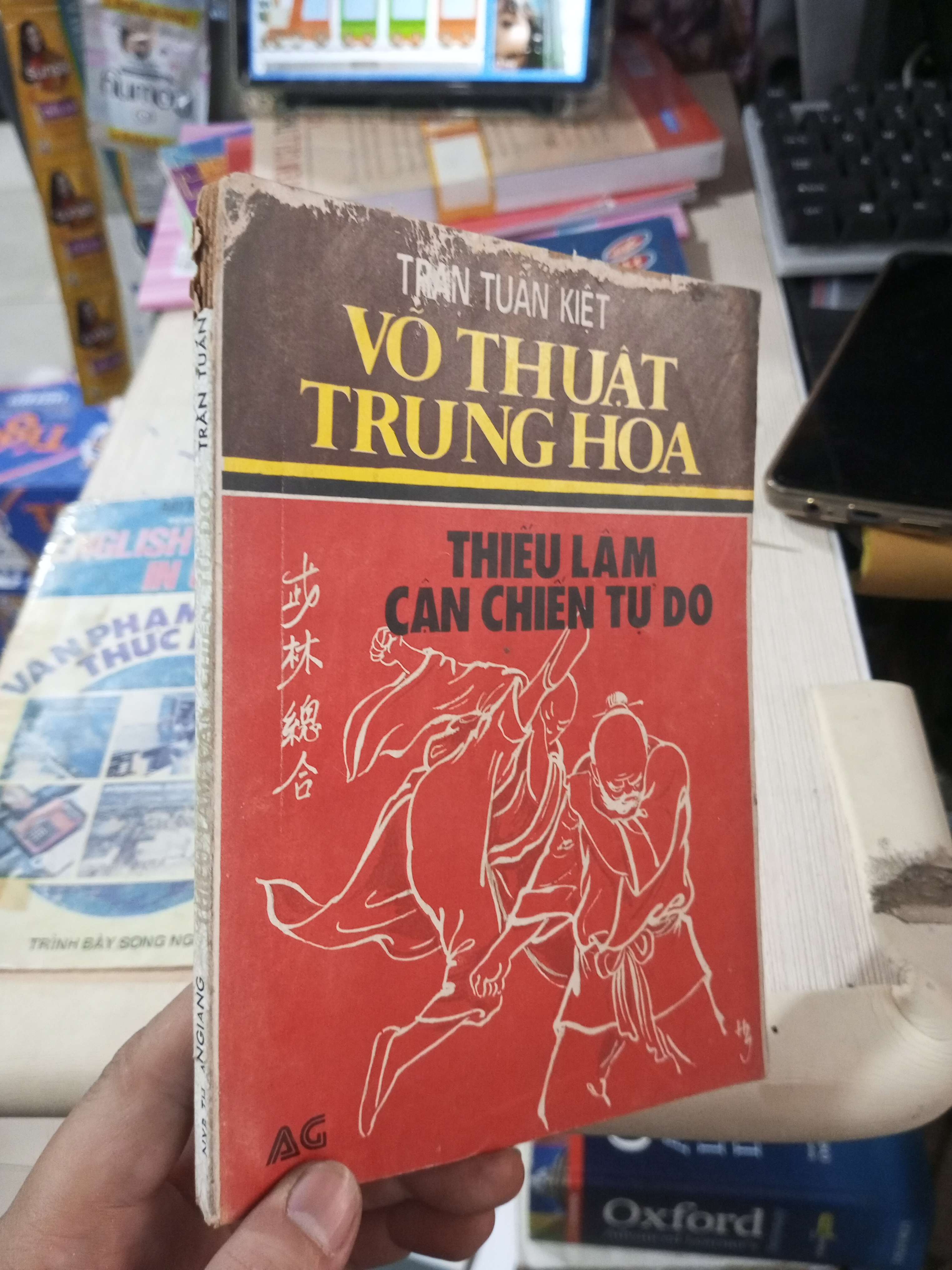 Võ Thuật Trung Hoa: Thiếu Lâm Cận Chiến Tự Do - Trần Tuấn Kiệt 1990 mới 70% ố rách gáy Sách kiến thức tổng hợp HCM1004 (NSX)