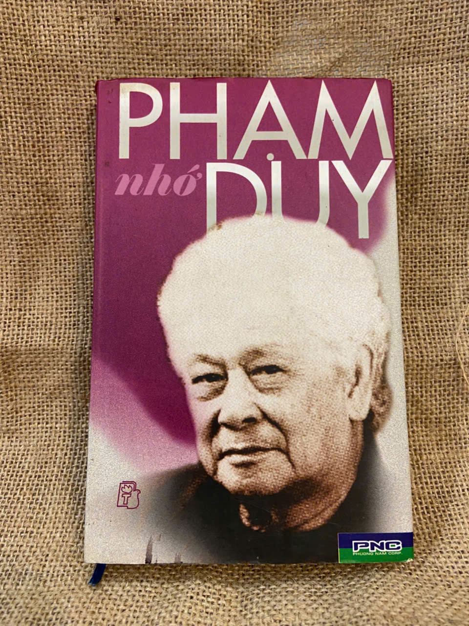 Nhớ Phạm Duy 2005 mới 90% có chữ ký và note của chủ cũ, không ảnh hưởng nội dung Văn học Việt Nam NSX1004