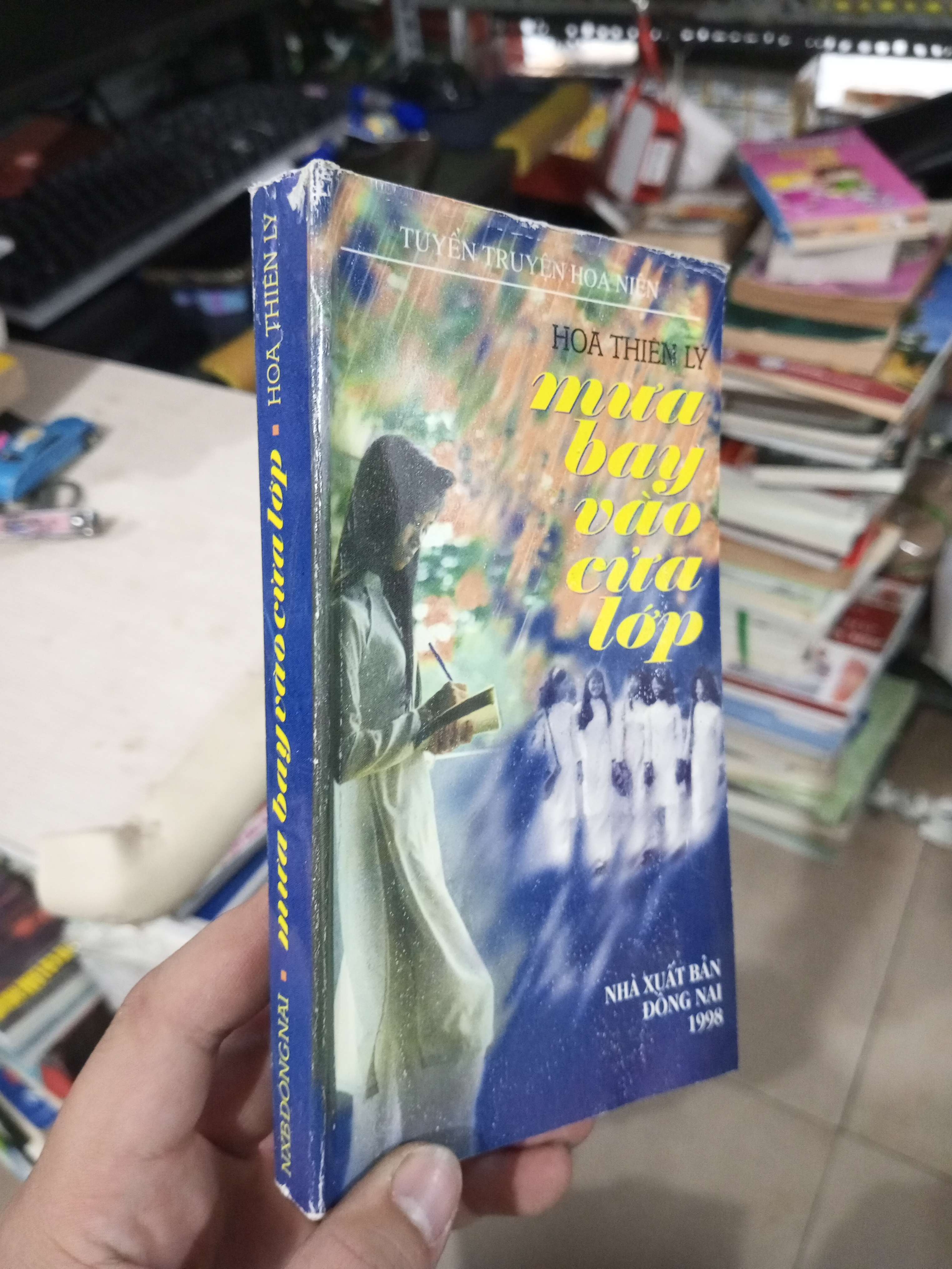Mưa Bay Vào Cửa Lớp - Hoa Thiên Lý 1998 mới 80% ố Văn học Việt Nam HCM1004 (NSX)