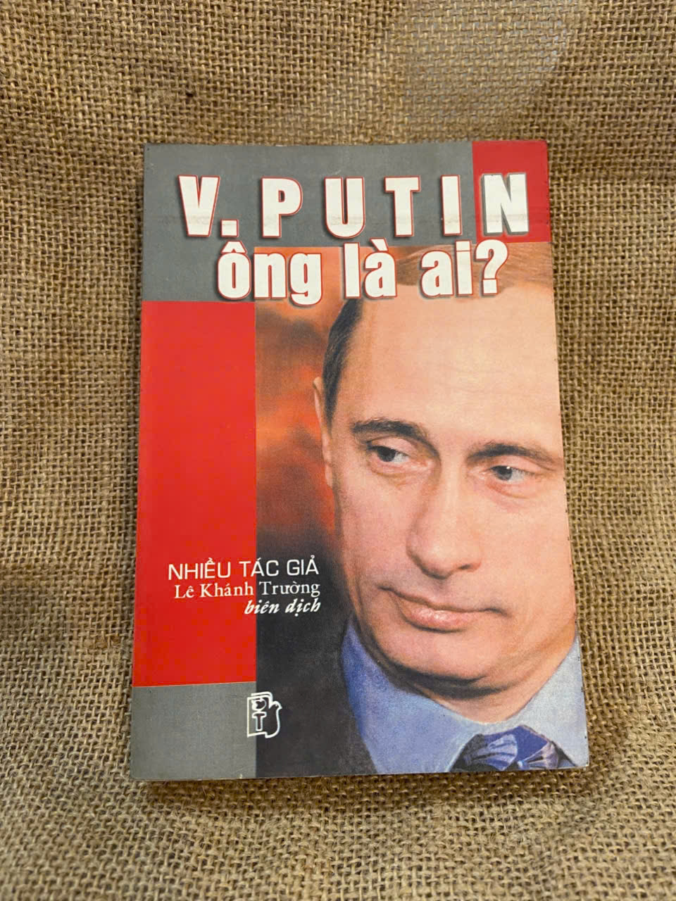 V.Putin ông là ai? 2000 mới 80% ố có chữ ký và note của chủ cũ, không ảnh hưởng nội dung Sách văn học NSX1004