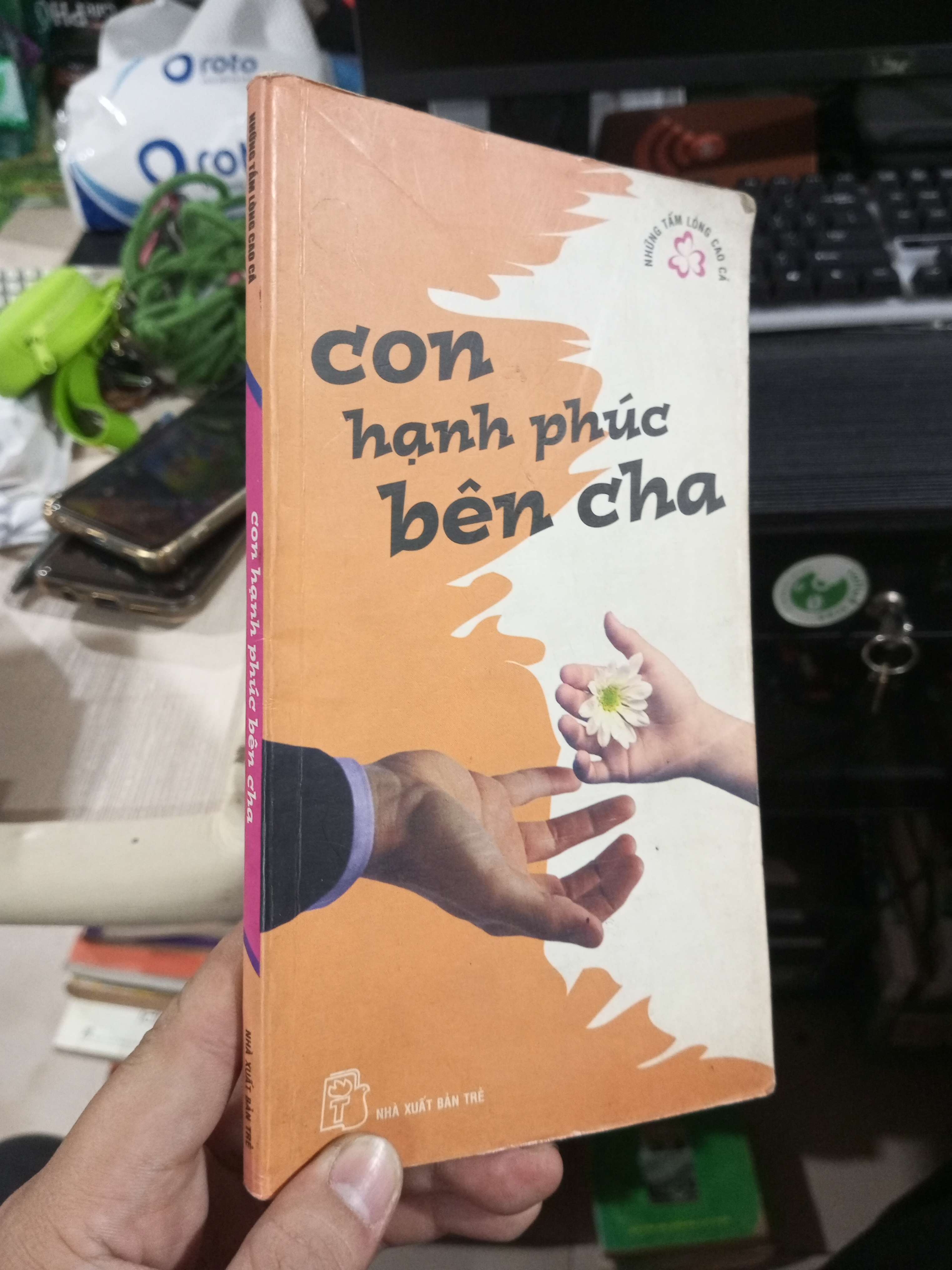 Con Hạnh Phúc Bên Cha - Nhiều Tác Giả 2005 mới 80% ố nhẹ Sách văn học HCM1004 (NSX)