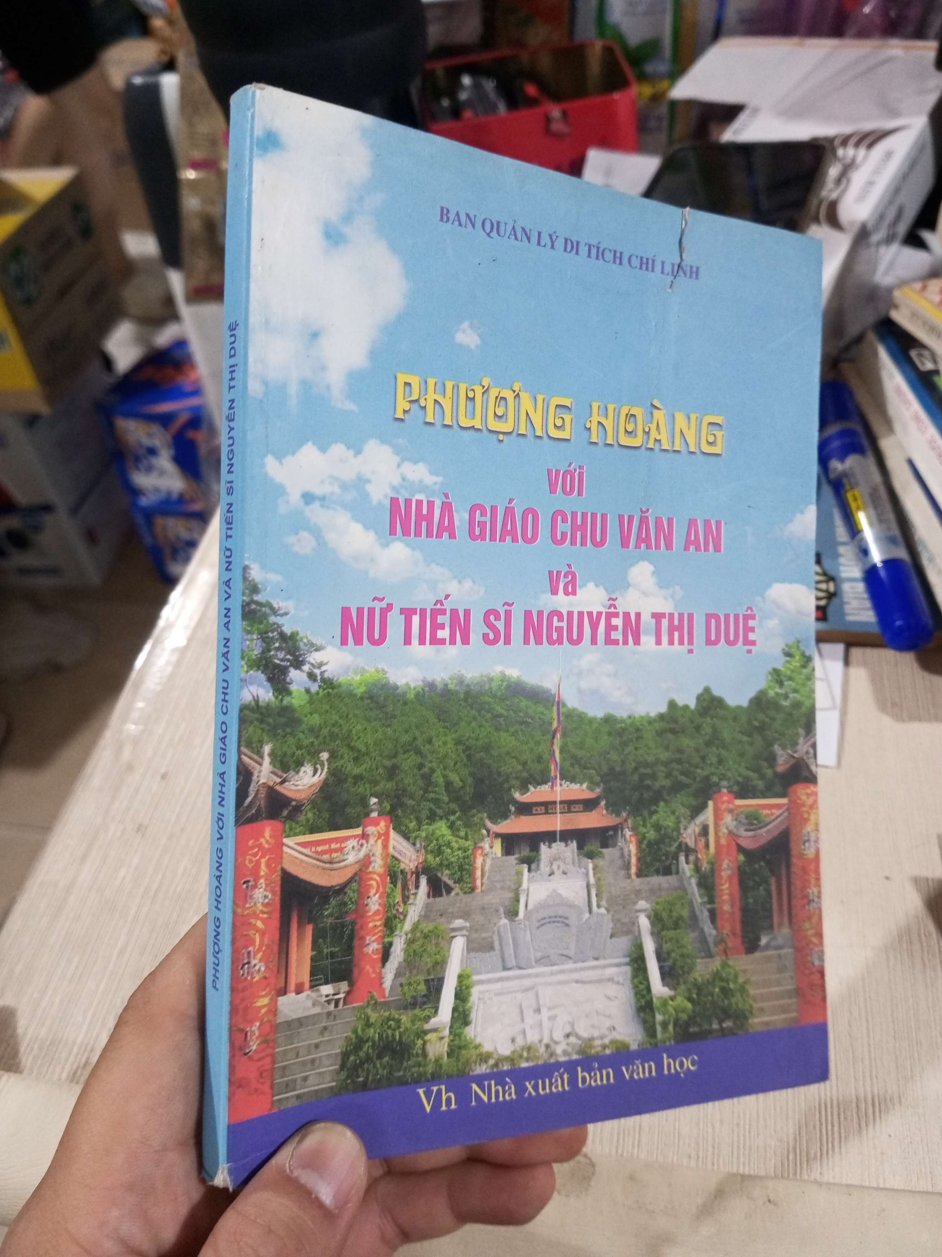 Phượng Hoàng Với Nhà Giáo Chu Văn An Và Nữ Tiến Sĩ Nguyễn Thị Duệ 2015 mới 80% ố bẩn rách bìa nhẹ (Lịch sử Việt Nam) HCM1304 (NSX)