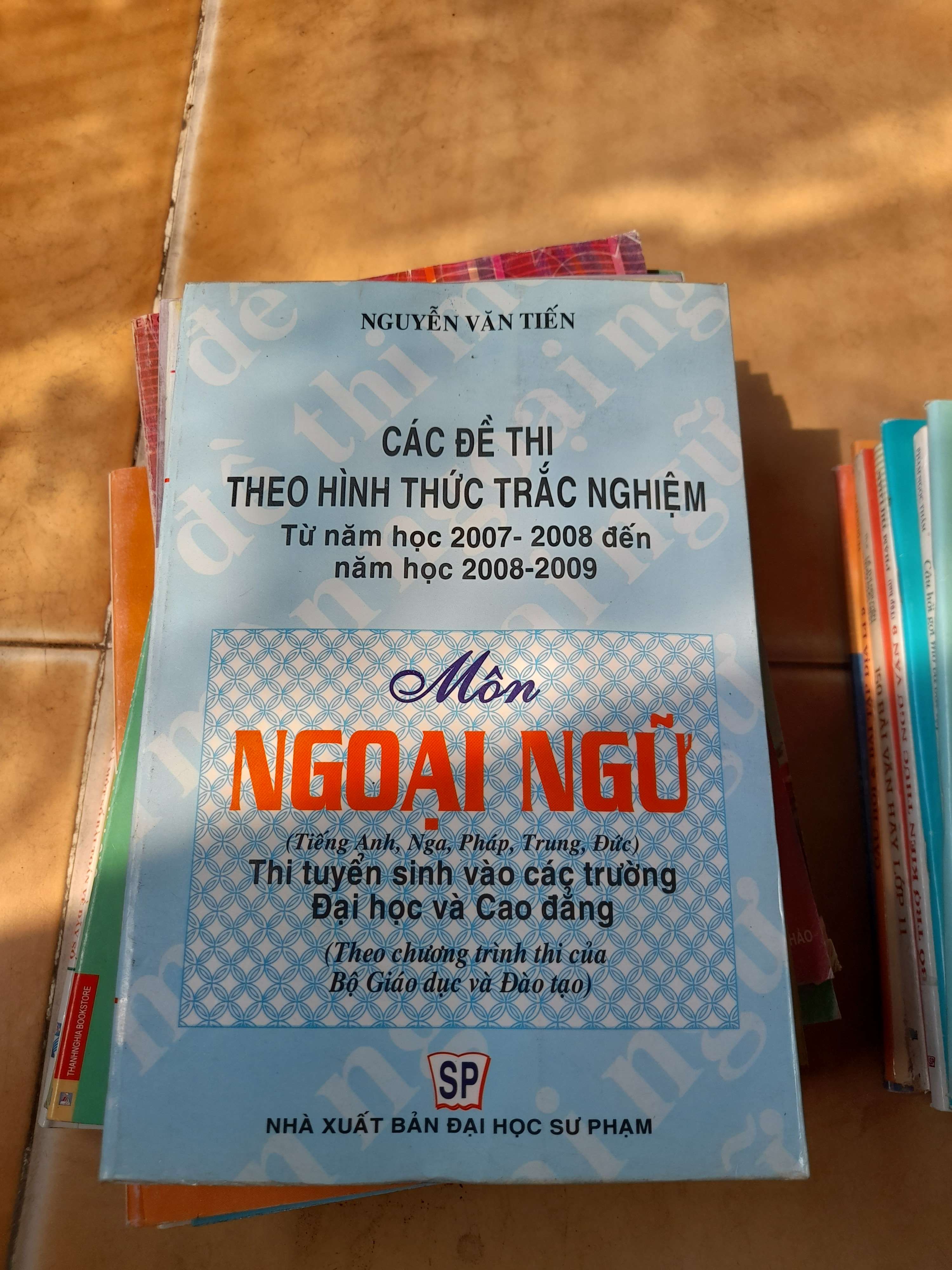Các Đề Thi Theo Hình Thức Trắc Nghiệm Môn Ngoại Ngữ - Nguyễn Văn Tiến 2008 (Sách tự học tiếng Anh) VAVO1304-AK3T3
