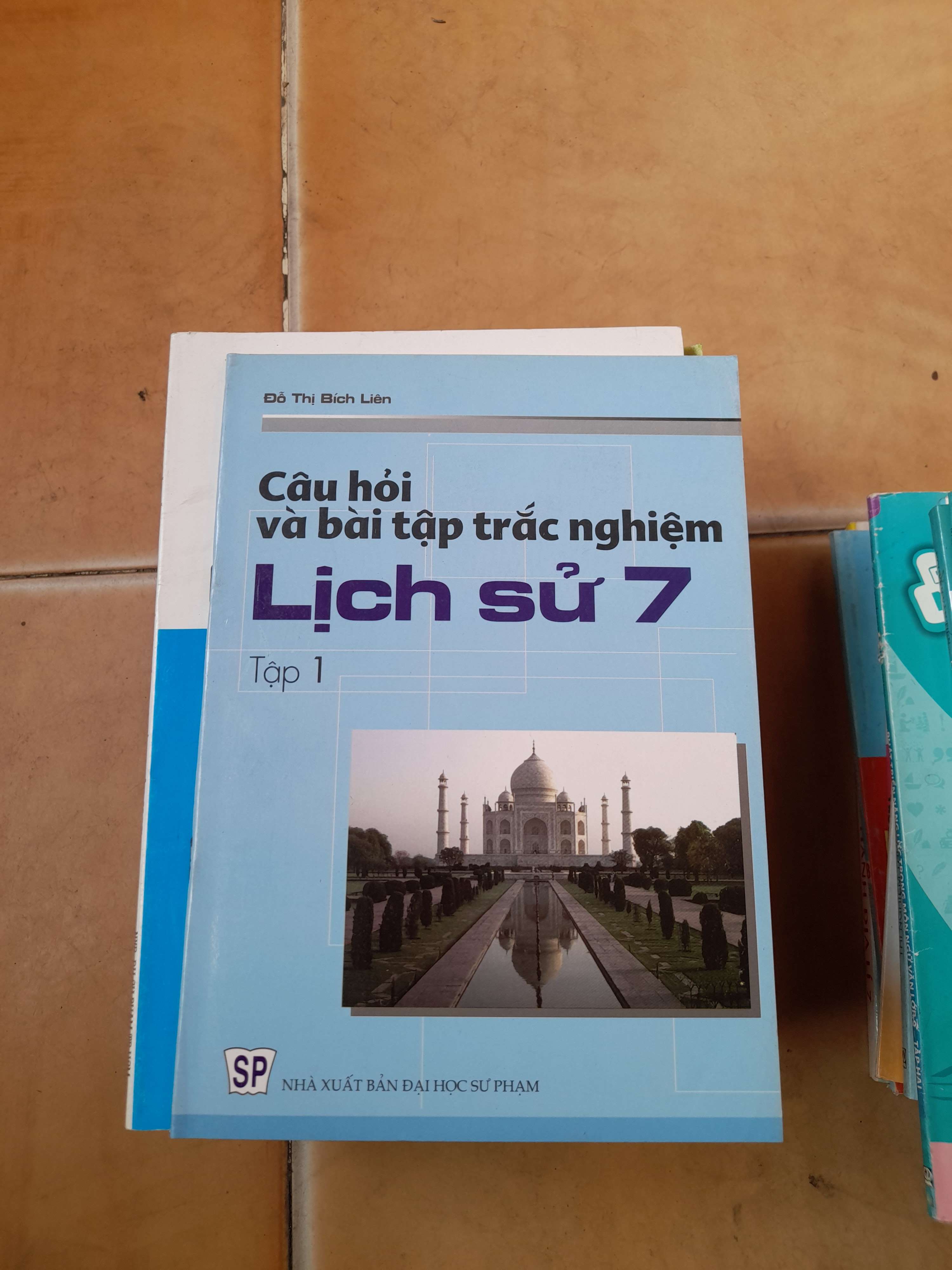 Câu Hỏi Và Bài Tập Trắc Nghiệm Lịch Sử 7 (Tập 1) - Đỗ Thị Bích Liên 2004 (Tham khảo - luyện thi) VAVO1304-AK3T4