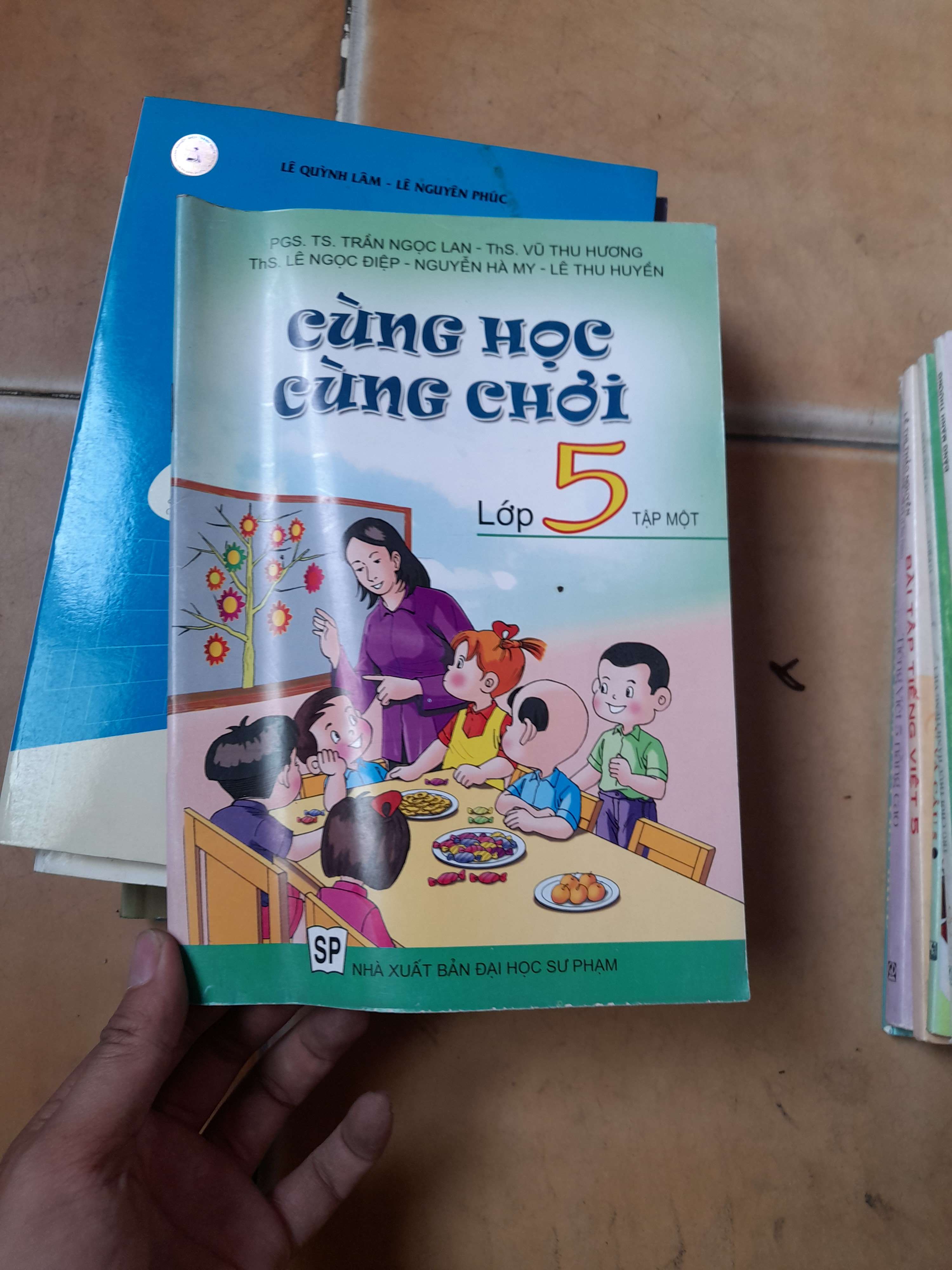Cùng học cùng chơi lớp 5 (Tập một) - Trần Ngọc Lan, Vũ Thu Hương, Lê Ngọc Điệp, Nguyễn Hà My, Lê Thu Huyền 2010 (Giáo khoa) VAVO1304-AK3ST1