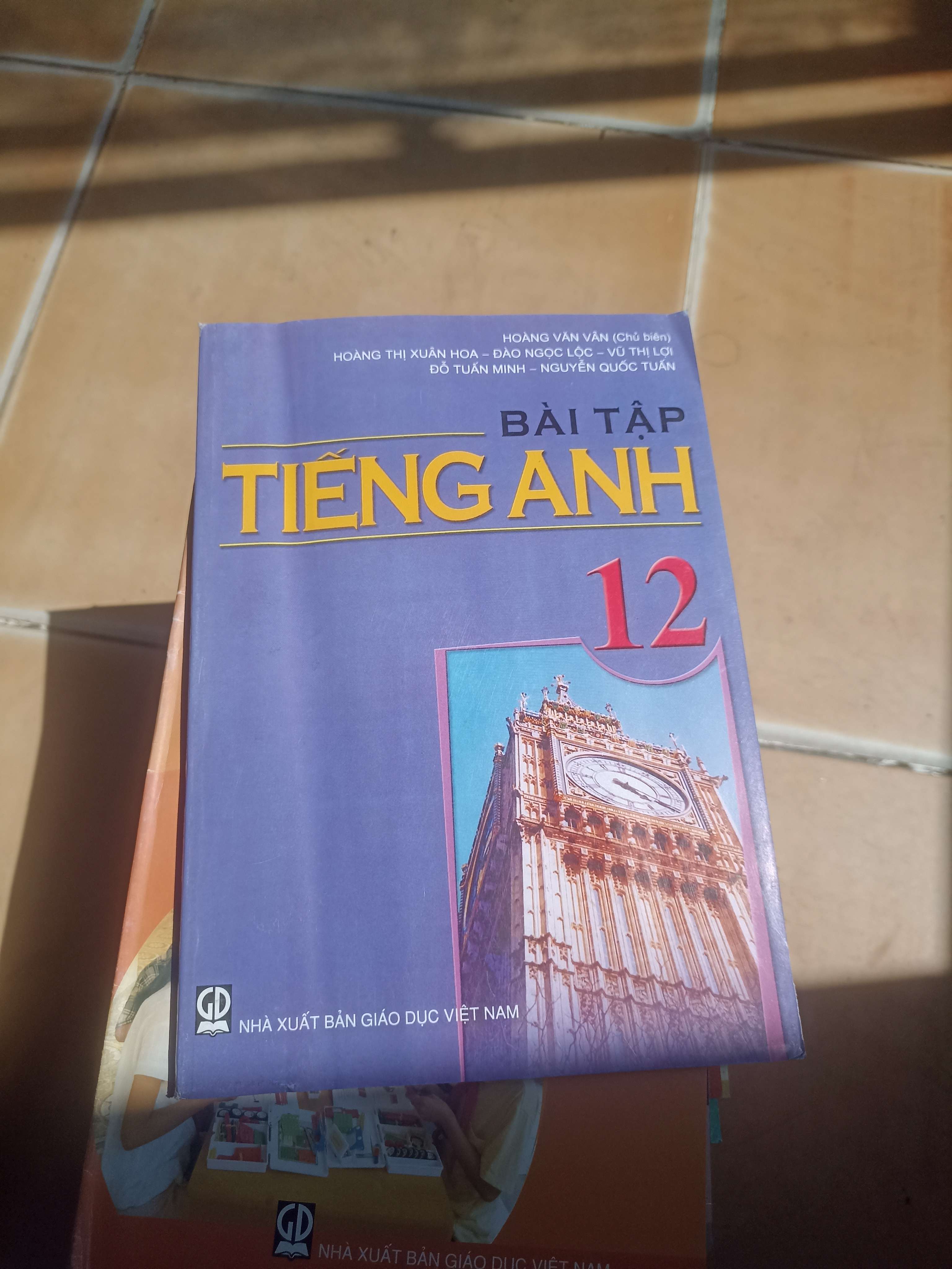 Bài Tập Tiếng Anh 12 – Hoàng Văn Vân, Hoàng Thị Xuân Hoa, Đào Ngọc Lộc, Vũ Thị Lợi, Đỗ Tuấn Minh, Nguyễn Quốc Tuấn 2014 (Giáo khoa) VAVO1304-AK3ST2