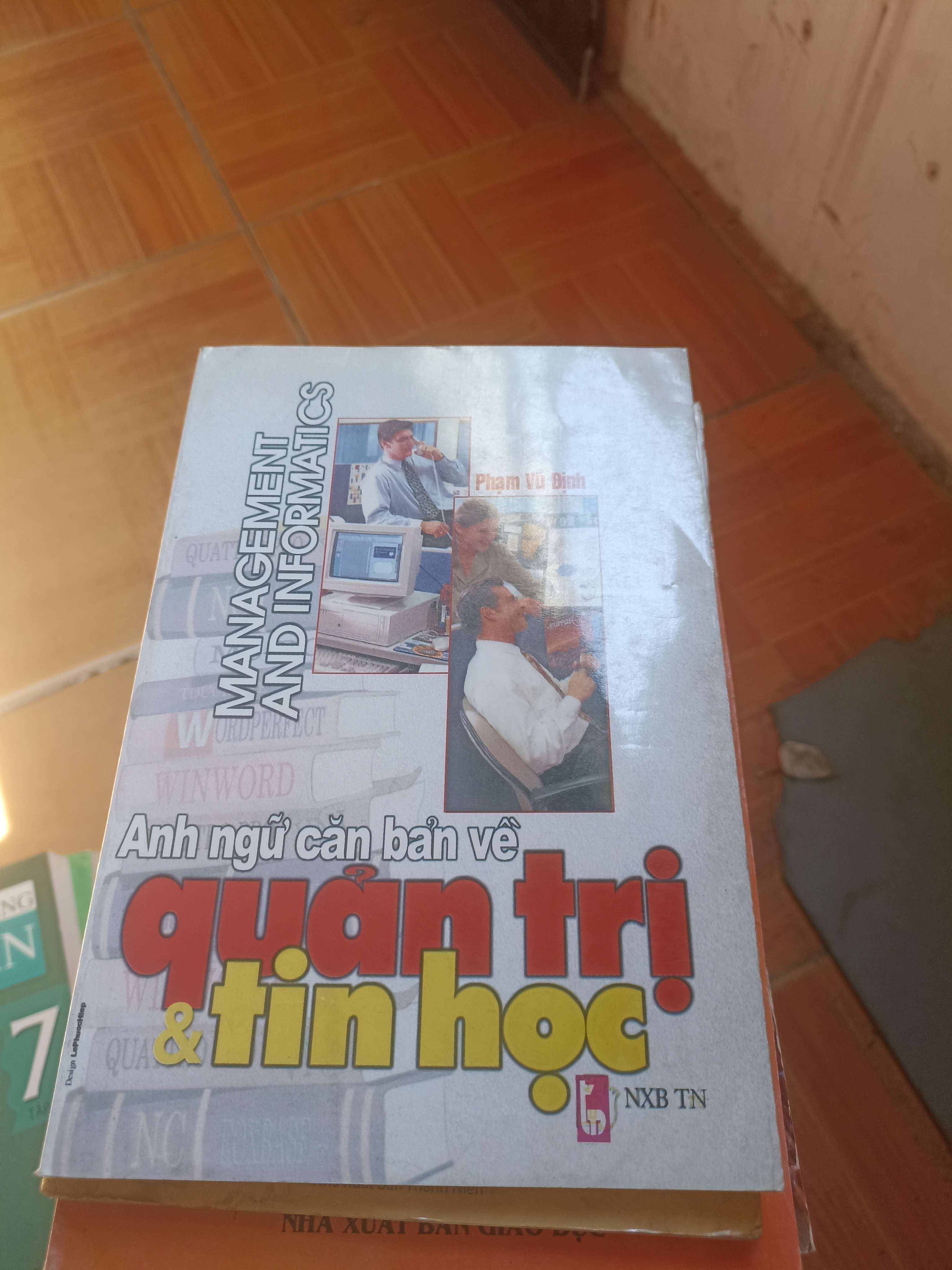 Anh ngữ căn bản về quản trị và tin học - Vũ Định 2018 (Giáo khoa) VAVO1304-AK3ST3