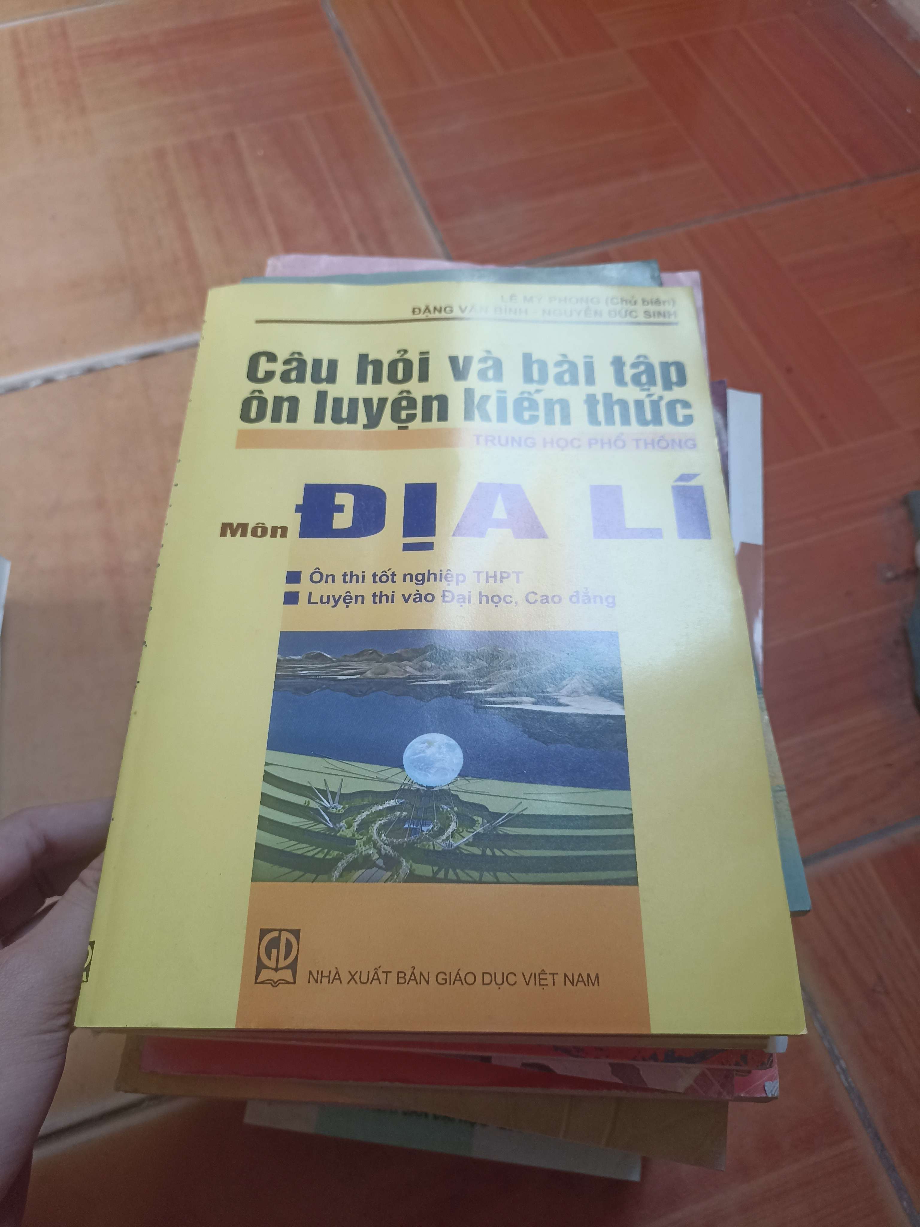 Câu hỏi và bài tập ôn luyện kiến thức môn địa lí - Mỹ Phương 2011 (Tham khảo - luyện thi) VAVO1304-AK3ST3
