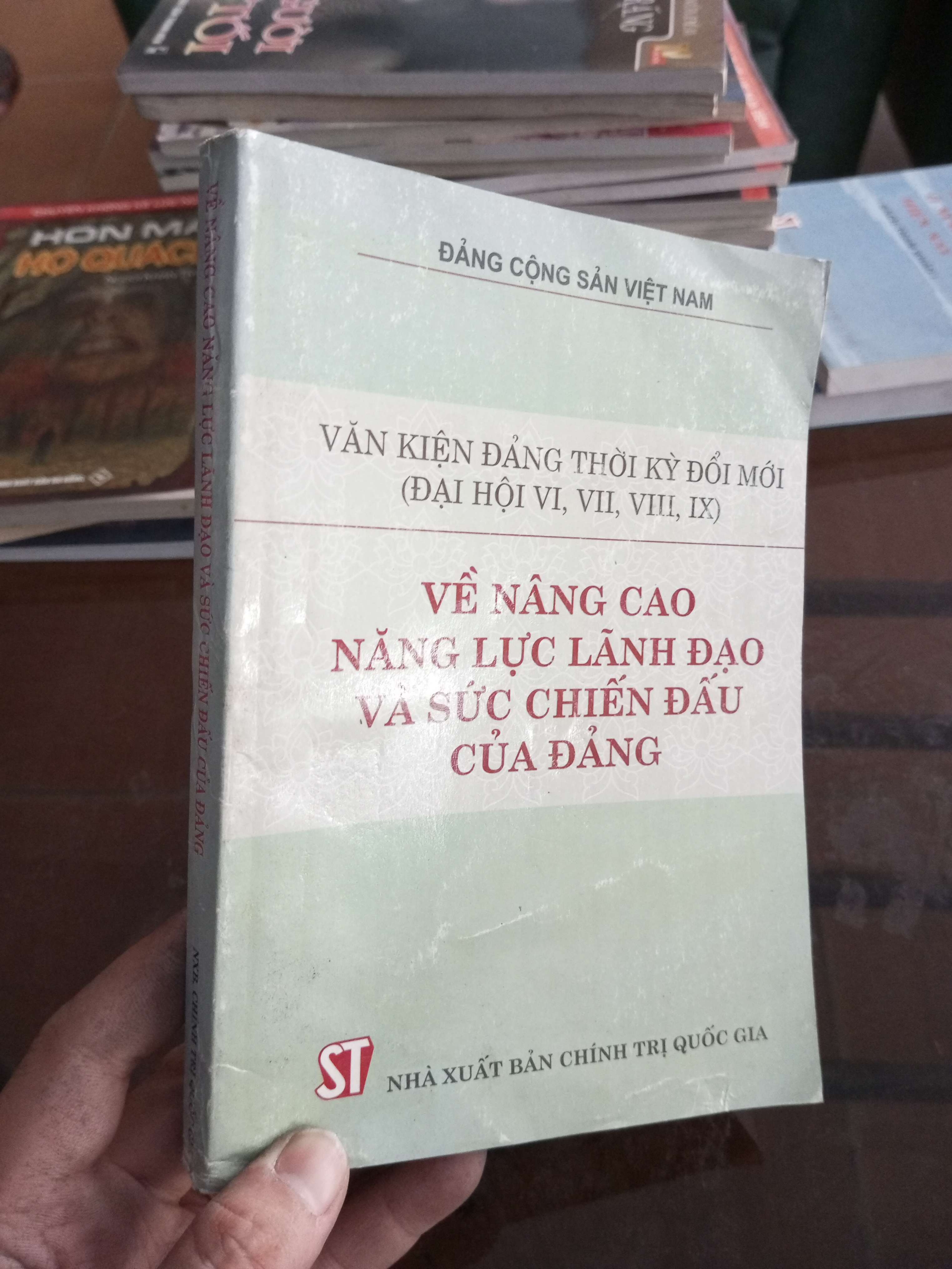 Về nâng cao năng lực lãnh đạo và sức chiến đấu của đảng 2005 (Sách chính trị - pháp lý) VAVO1304-A0