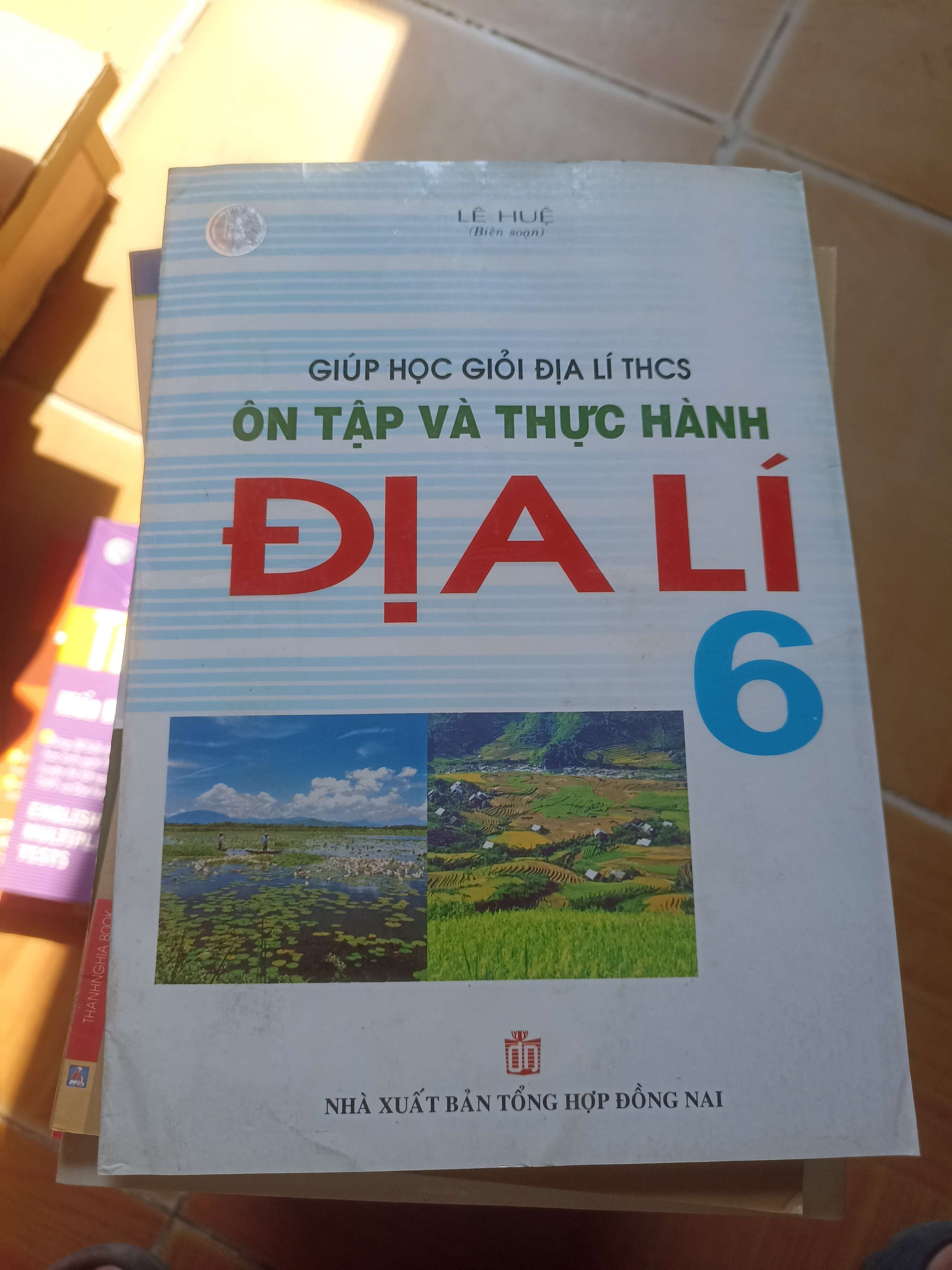 Giúp học giỏi địa lí trung học cơ sở ôn tập và thực hành địa lí 6 - Lê Huệ 2006 (Tham khảo - luyện thi) VAVO1304-AK3ST2