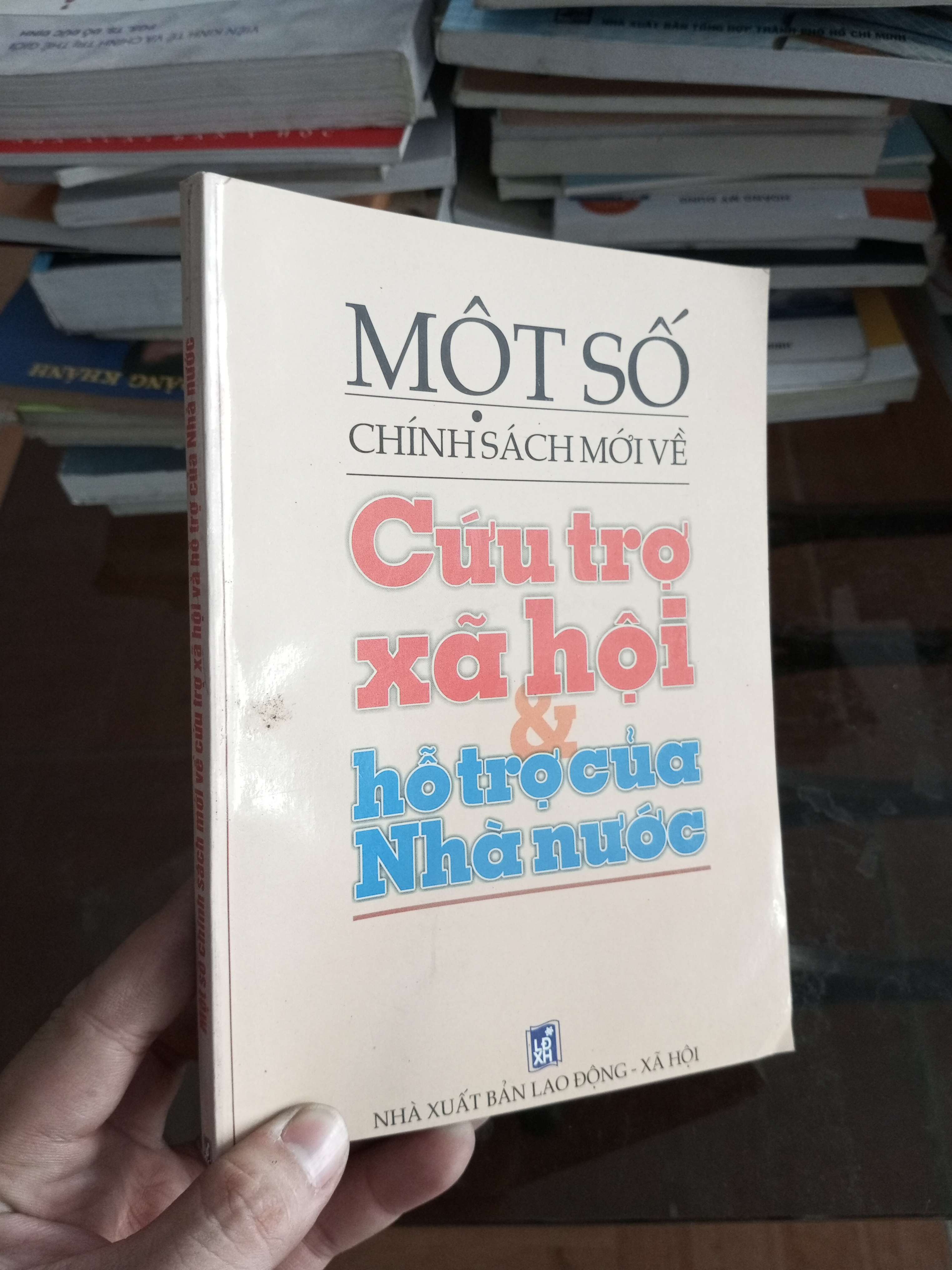 Một số chính sách mới về cứu trợ xã hội và hỗ trợ của Nhà nước 2006 (Sách chính trị - pháp lý) VAVO1304-A0