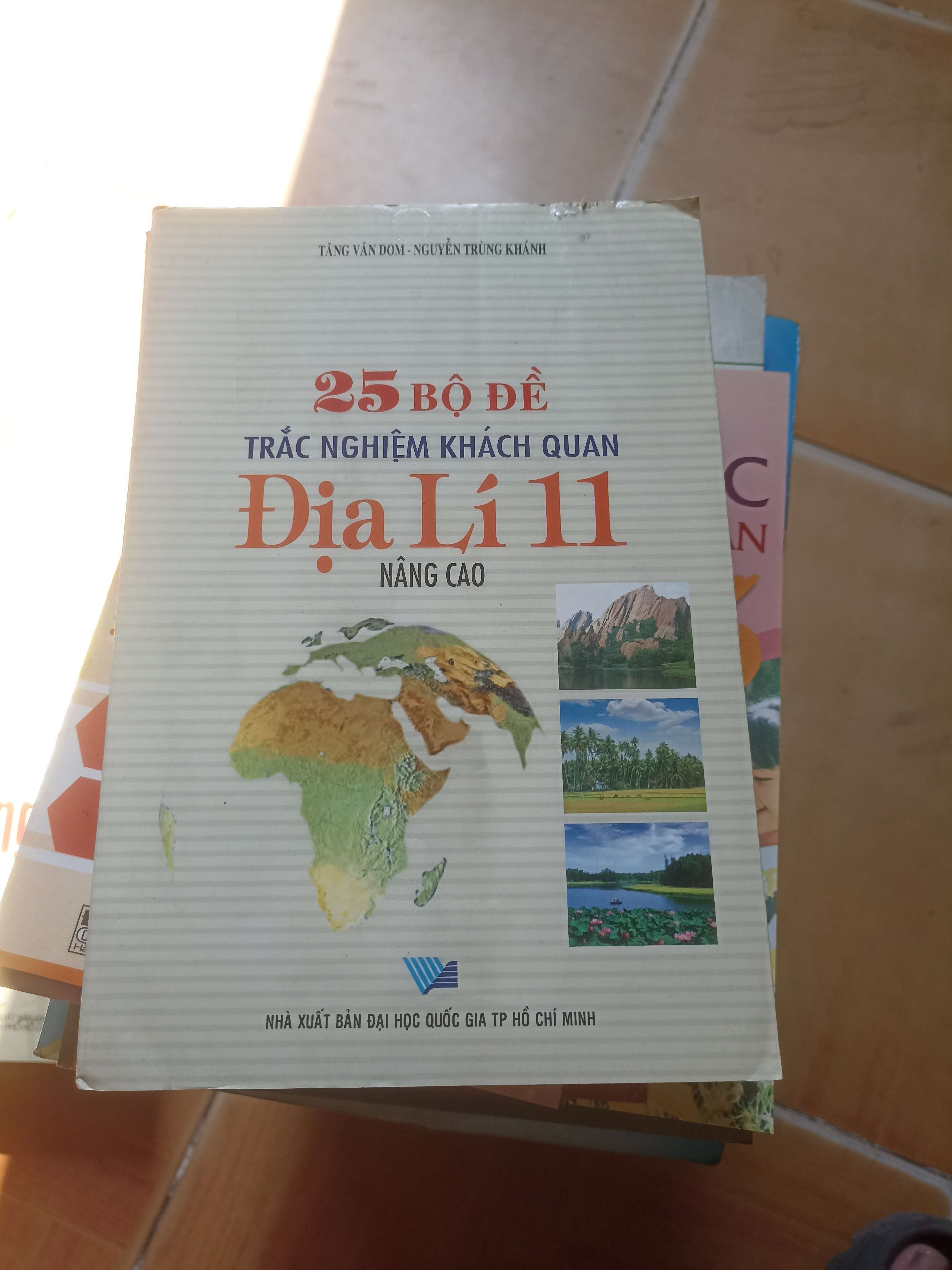 25 Bộ Đề Trắc Nghiệm Khách Quan Địa Lí 11 Nâng Cao – Tăng Văn Dom, Nguyễn Trùng Khánh 2007 (Tham khảo - luyện thi) VAVO1304-AK3ST2
