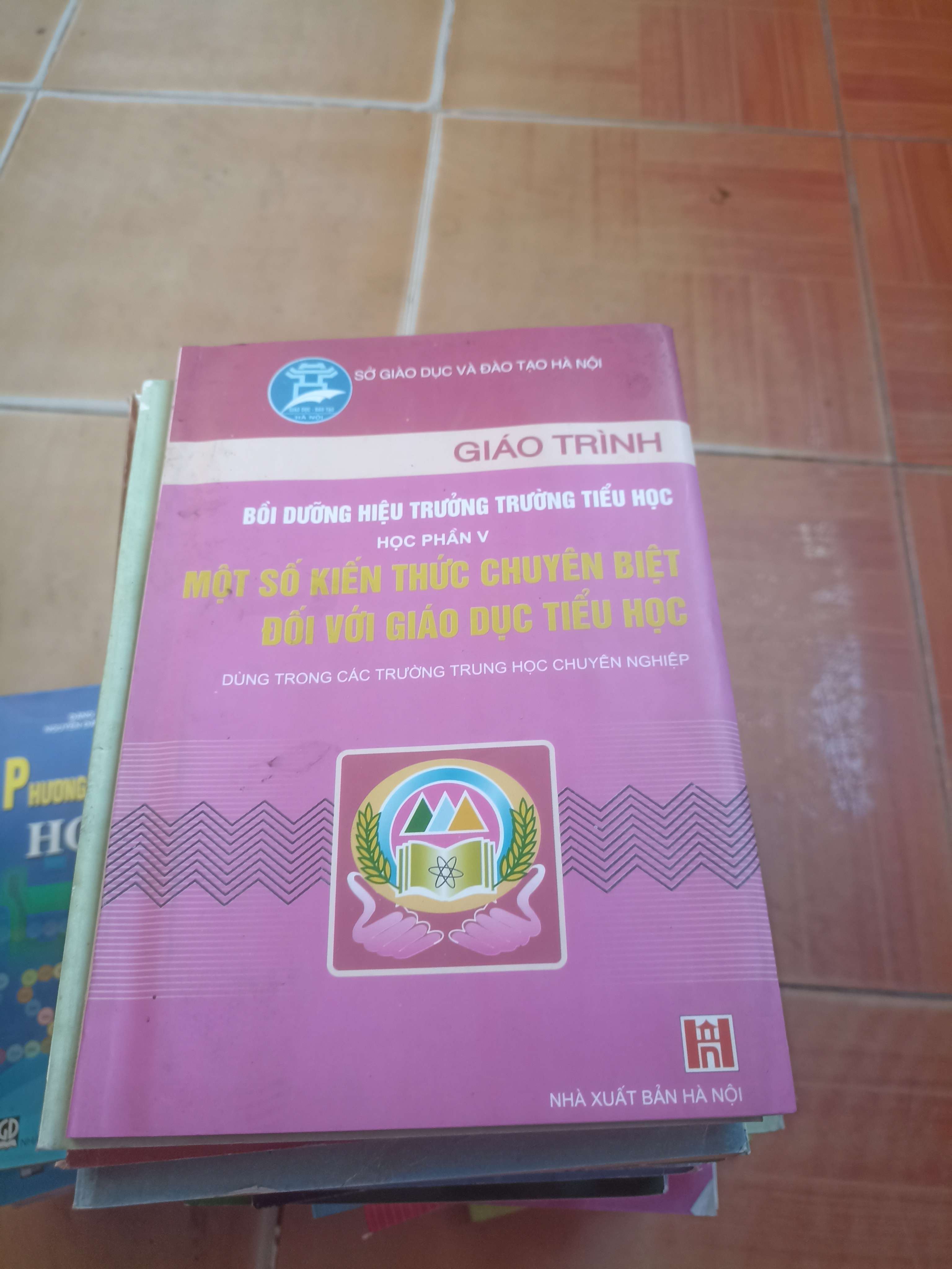 Giáo trình bồi dưỡng hiệu trưởng trường tiểu học phần V 2006 (Sách giáo khoa - giáo trình) VAVO1304-AK4T1