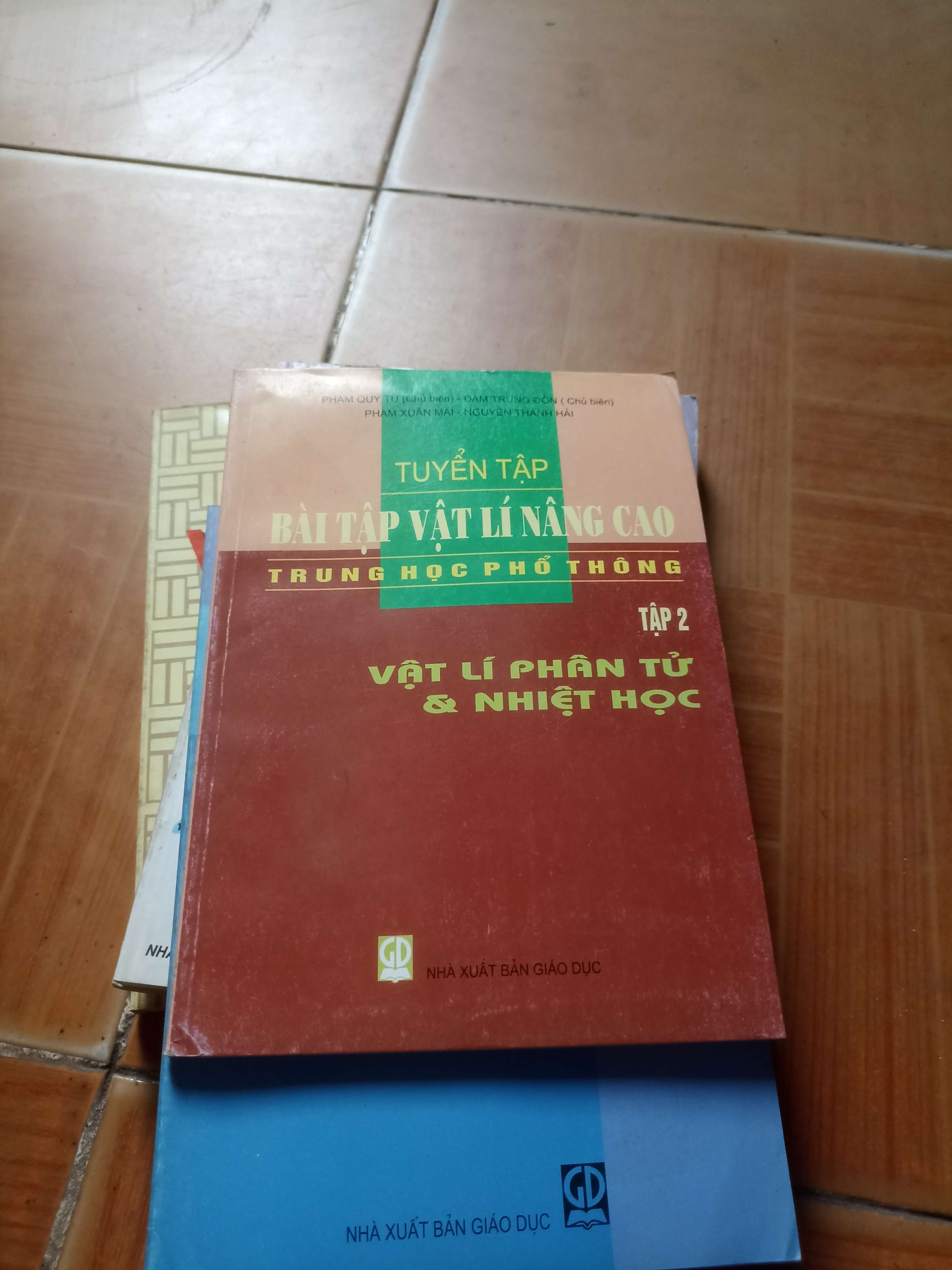 Tuyển tập bài tập vật lí nâng cao tập 2 vật lí phân tử và nhiệt học - Xuân Mai 2006 (Giáo khoa) VAVO1304-AK3ST3