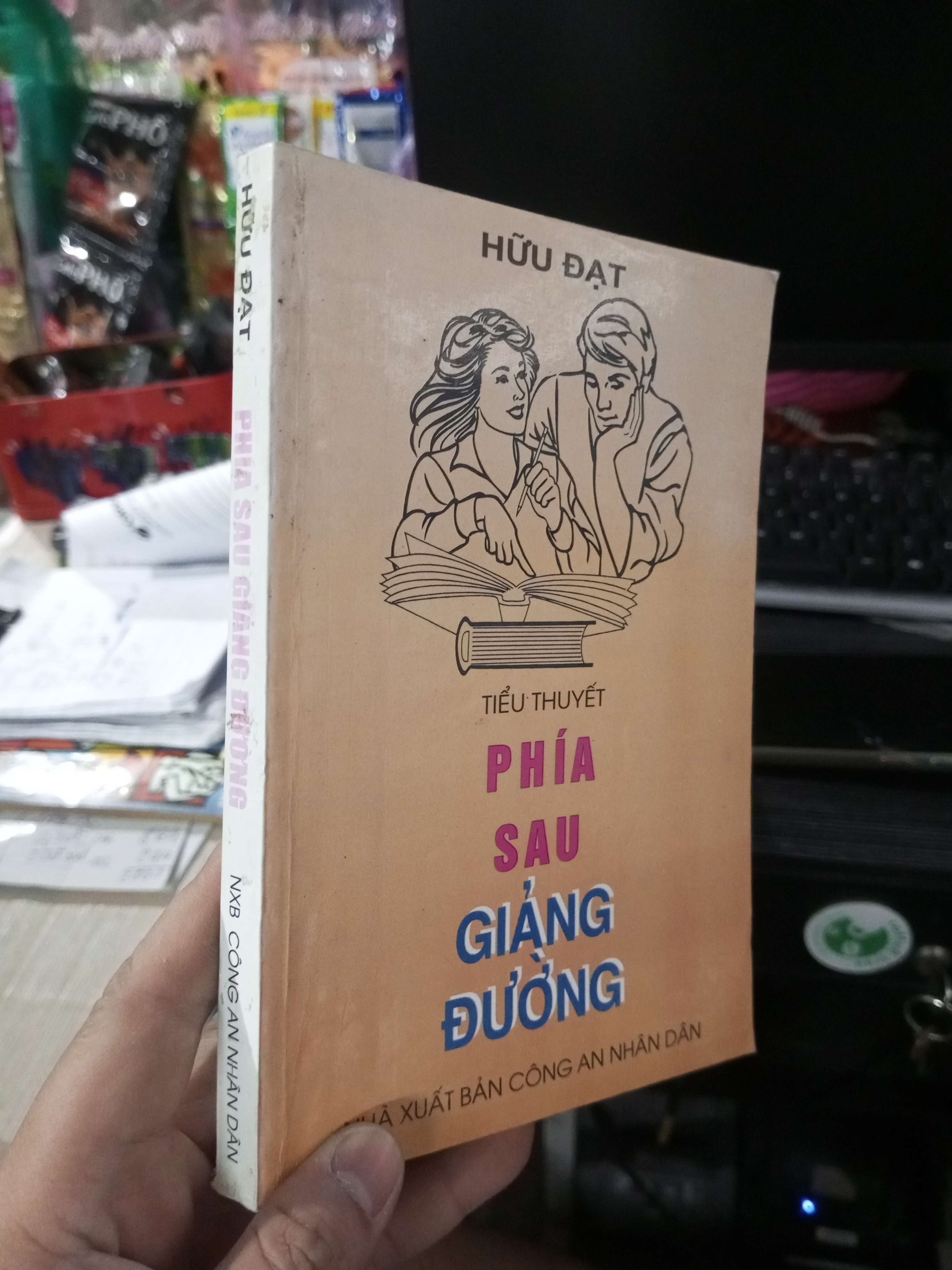 Phía Sau Giảng Đường - Hữu Đạt 1998 mới 80% ố (Sách văn học) HCM1304 (NSX)