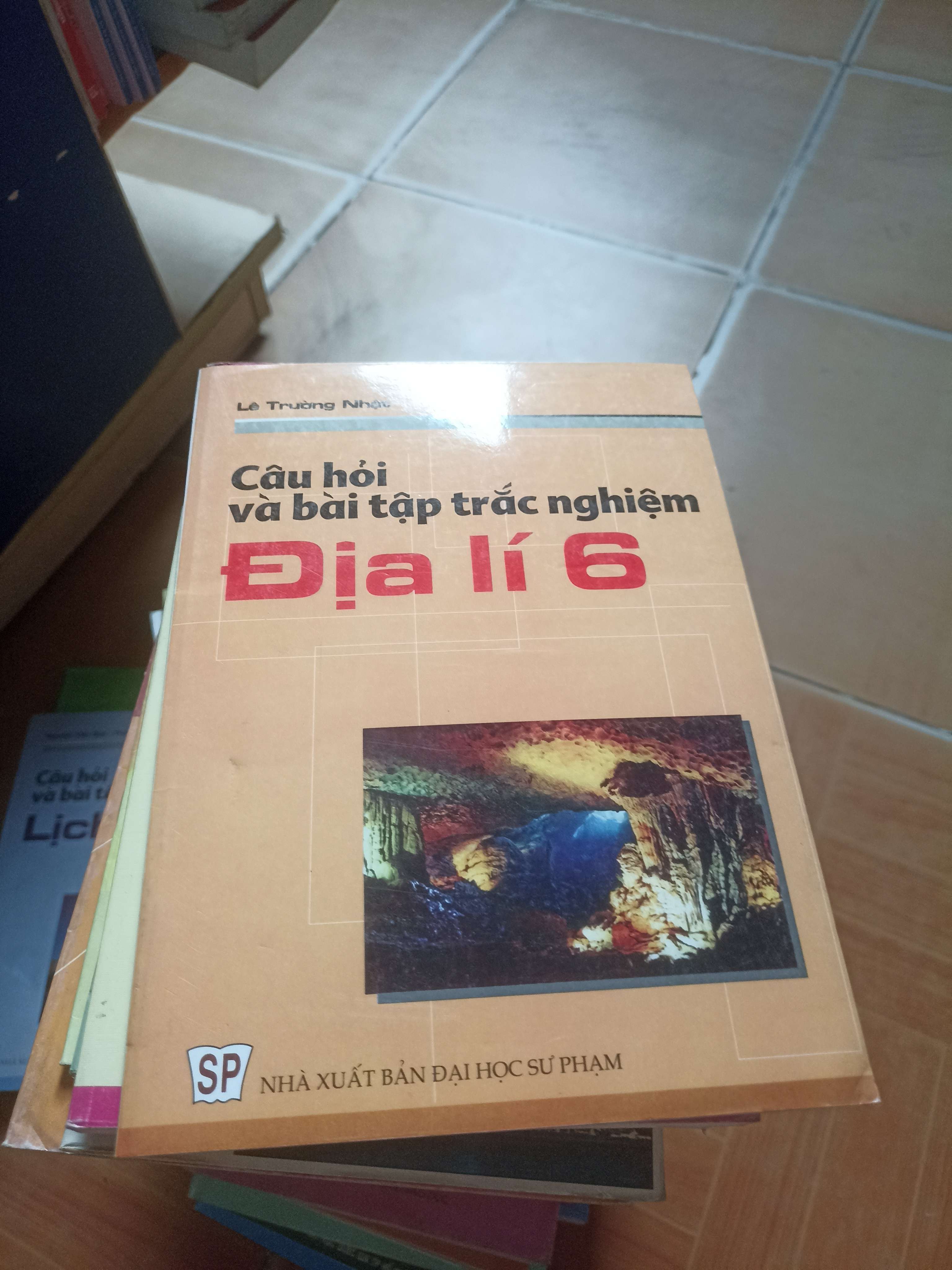 Câu hỏi và bài tập trắc nghiệm địa lí 6 - Trường Nhật 2004 (Giáo khoa) VAVO1304-AK3ST3