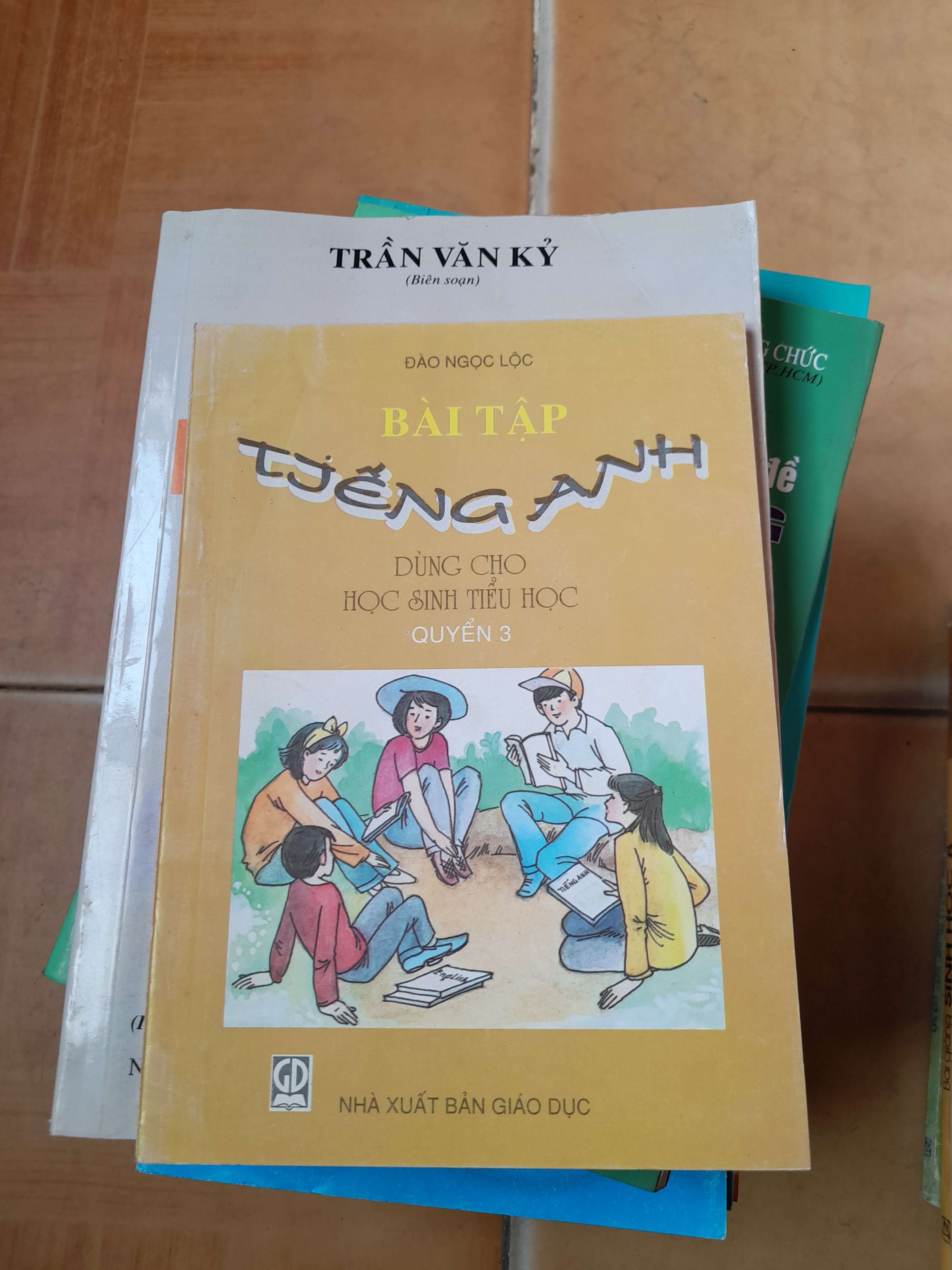 Bài Tập Tiếng Anh Dùng Cho Học Sinh Tiểu Học Quyển 3 - Đào Ngọc Lộc 2006 (Sách tự học tiếng Anh) VAVO1304-AK3T4