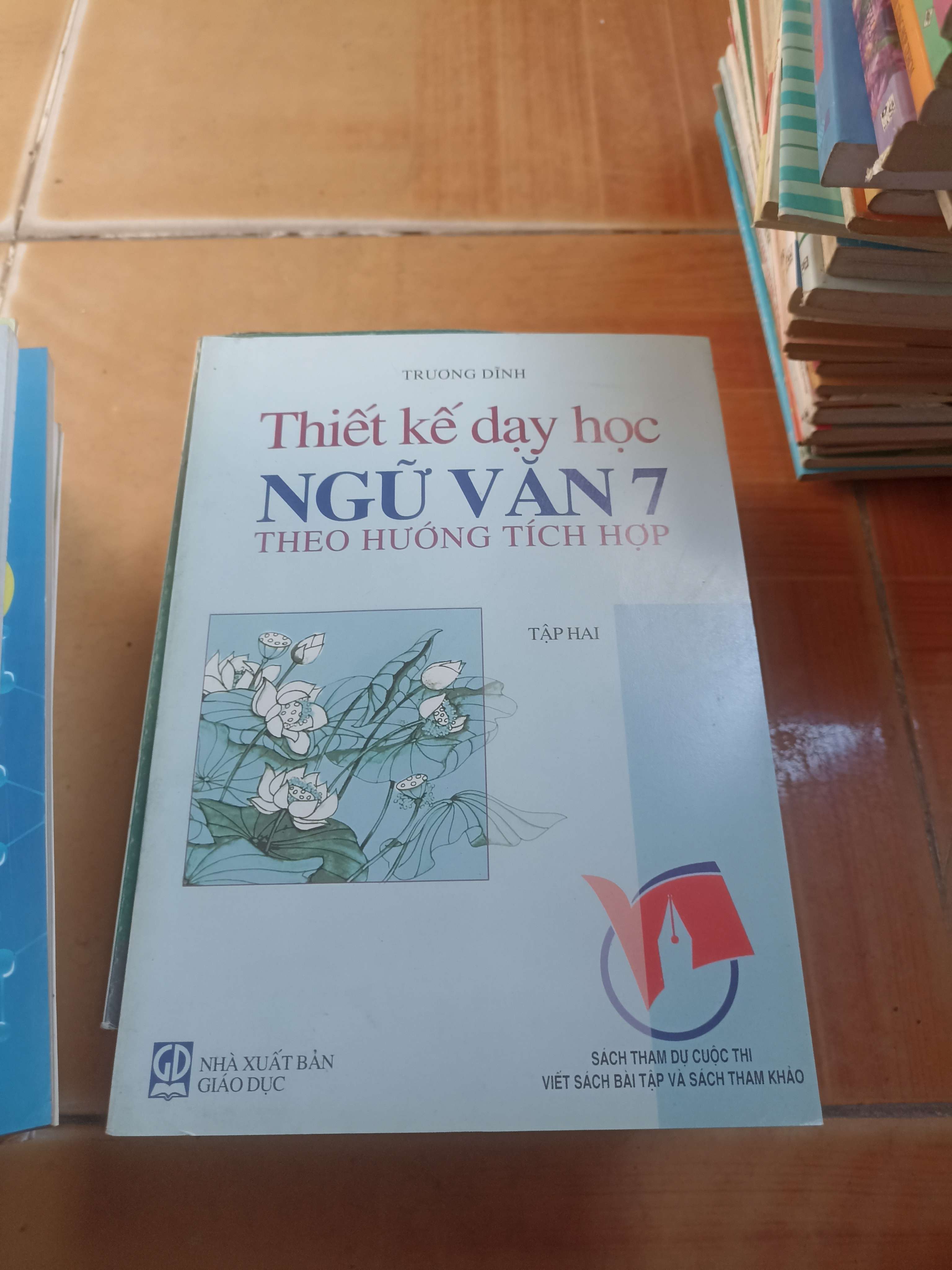 Thiết kế dạy học ngữ văn 7 theo hướng tích hợp tập hai - Trương Dĩnh 2004 (Sách giáo khoa - giáo trình) VAVO1304-AK3ST4