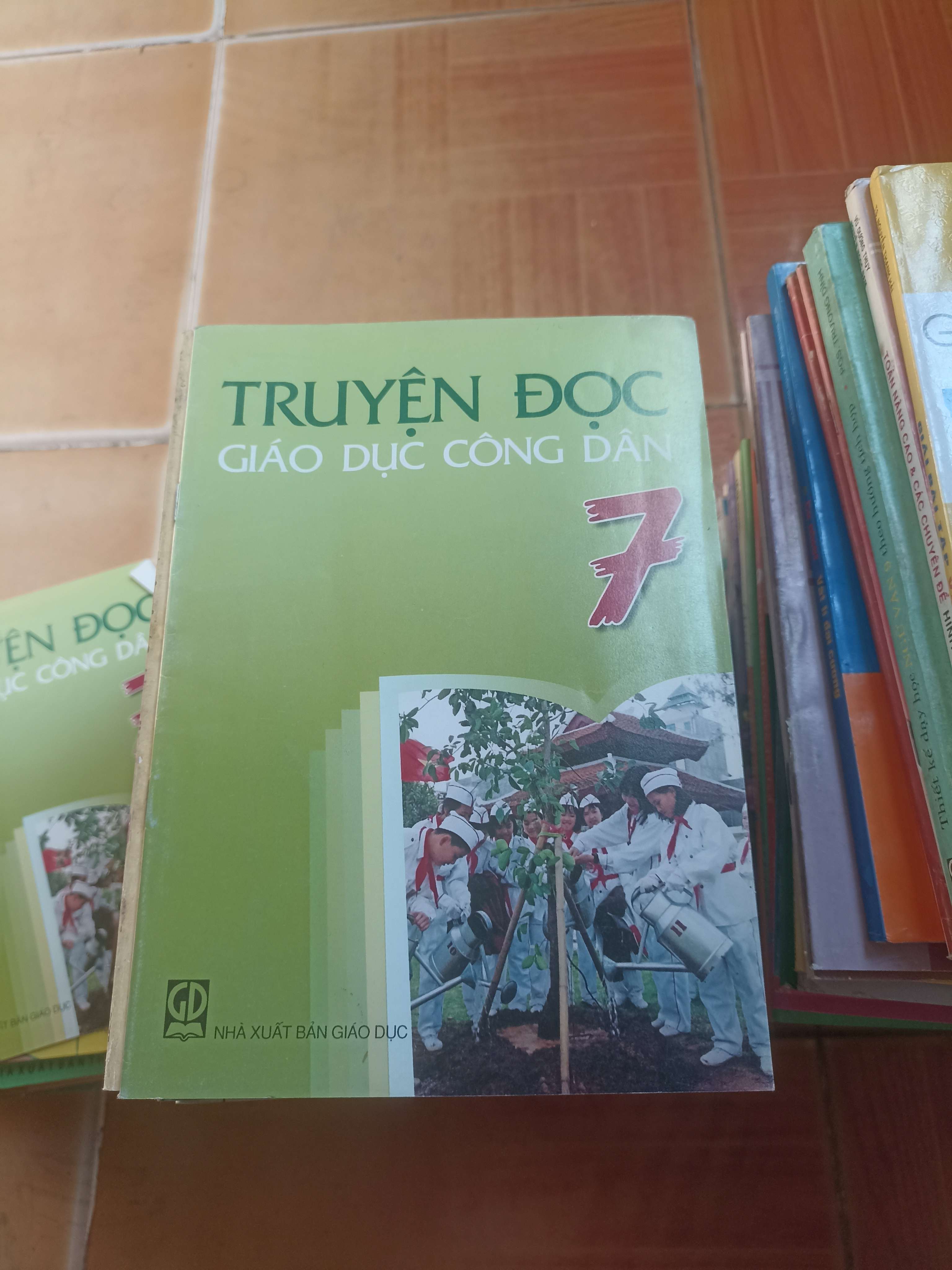 Truyện đọc giáo dục công dân 7 2003 (Giáo khoa) VAVO1304-AK3ST4