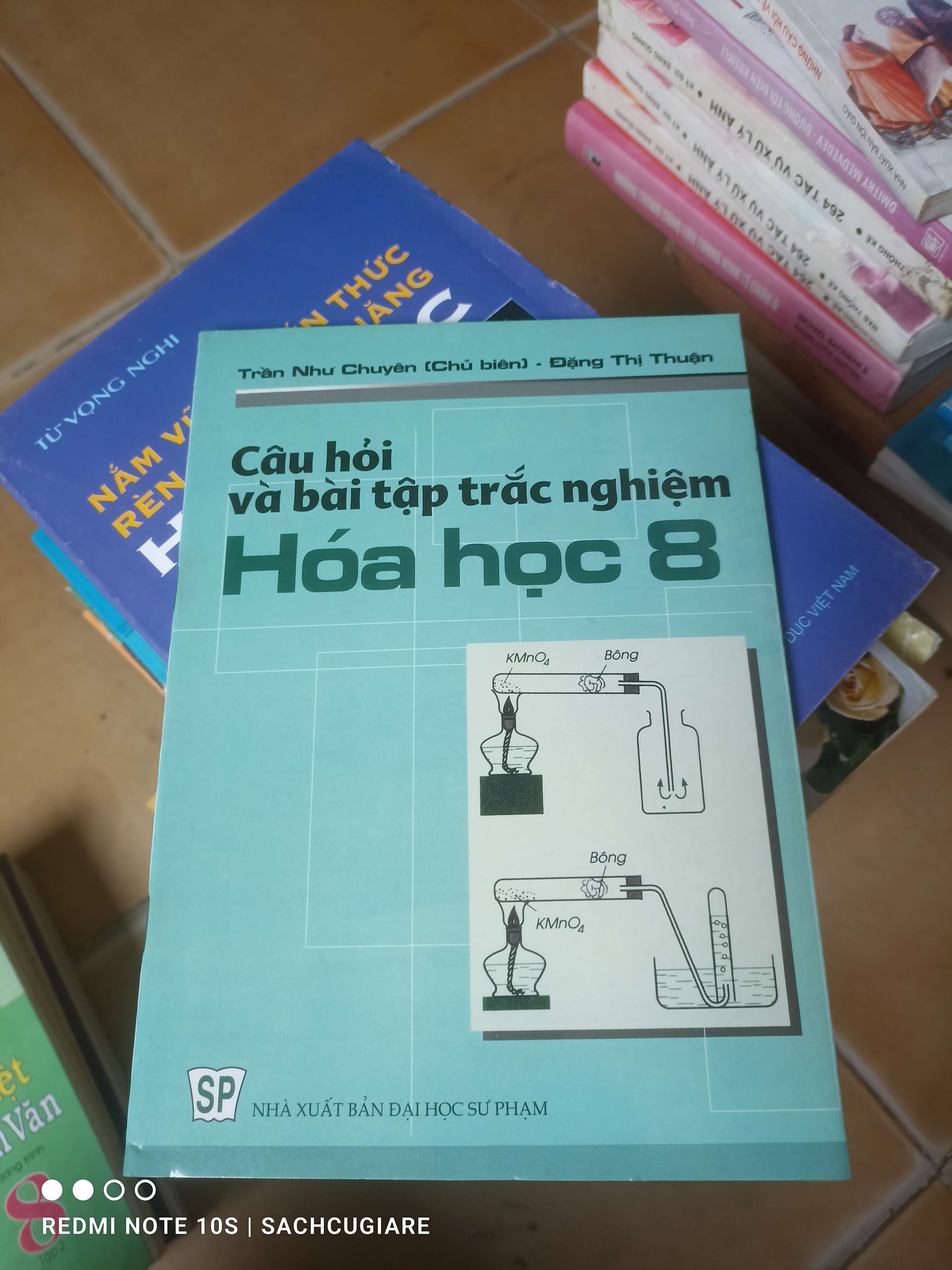 Câu Hỏi Và Bài Tập Trắc Nghiệm Hóa Học 8 - Trần Như Chuyên, Đặng Thị Thuận 2004 (Tham khảo - luyện thi) VAVO1304-AK3T3