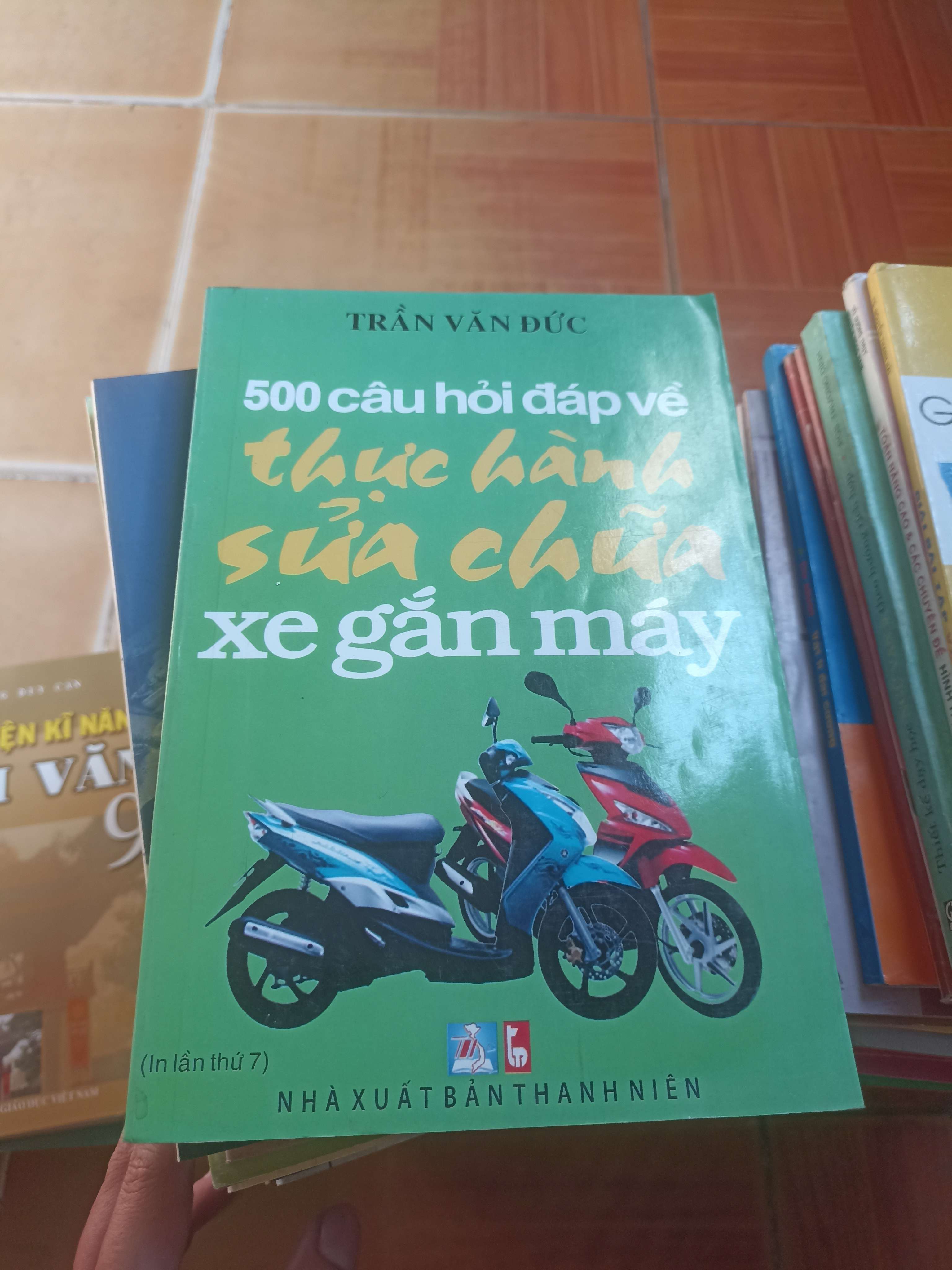 500 câu hỏi đáp về thực hành sửa chữa xe gắn máy - Văn Đức 2011 (Sách kiến thức tổng hợp) VAVO1304-AK3ST4