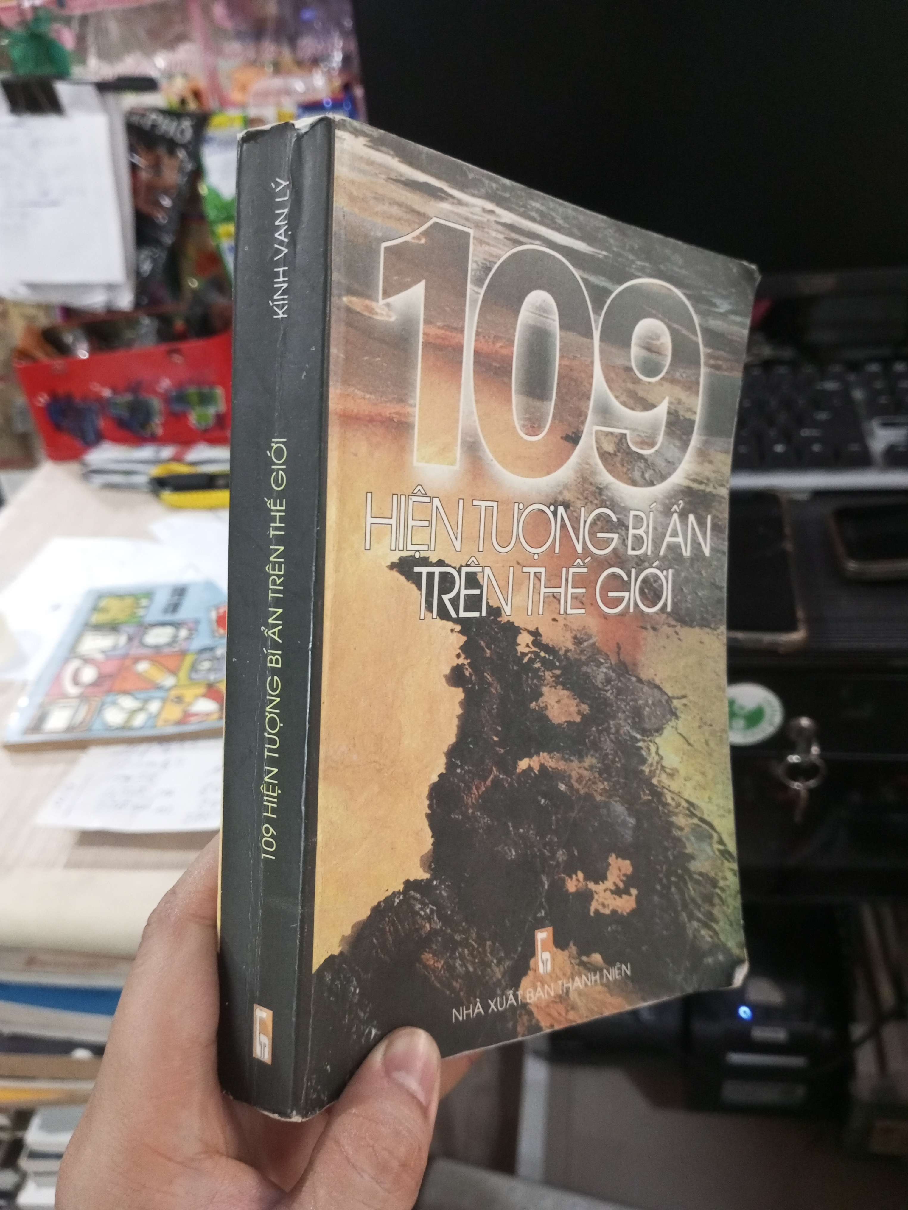109 Hiện Tượng Bí Ẩn Trên Thế Giới - Kính Vạn Lý 2005 mới 80% ố (Sách văn học) HCM1304 (NSX)