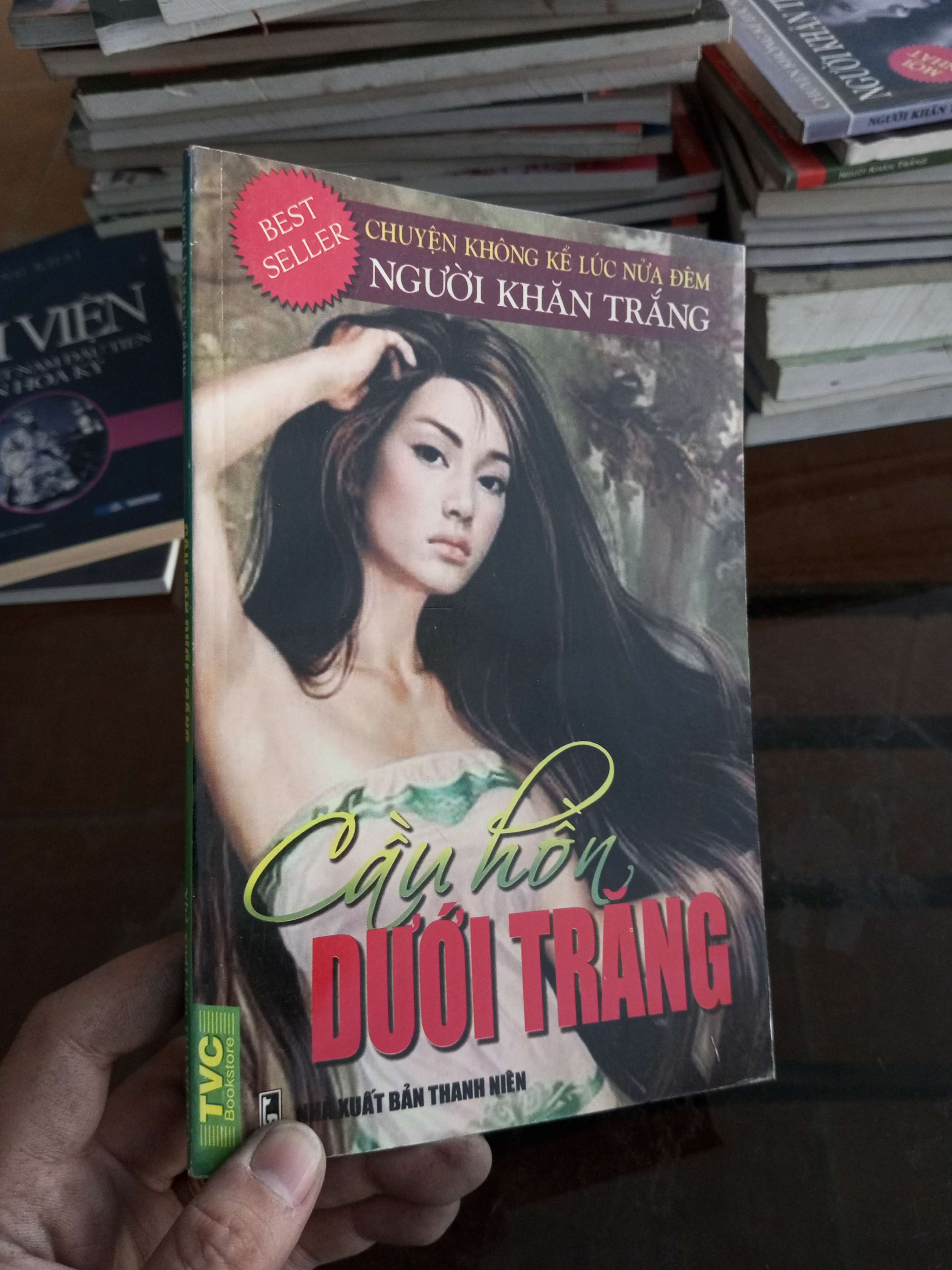 Cầu hôn dưới trăng - Người Khăn Trắng 2011 (Truyện kinh dị) VAVO1304-A0