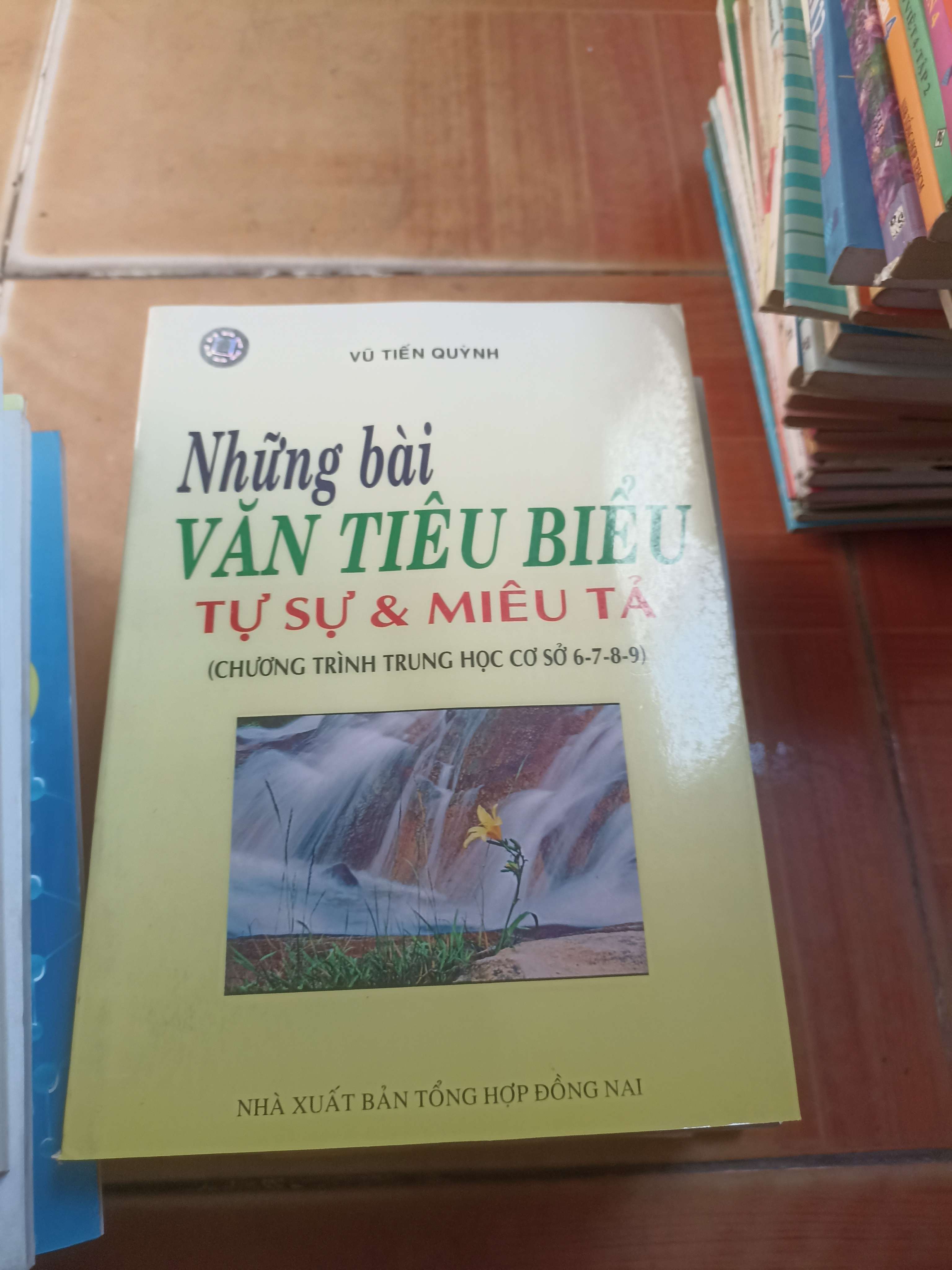 Những bài văn tiêu biểu tự sự và miêu tả - Tiến Quỳnh 2005 (Tham khảo - luyện thi) VAVO1304-AK3ST4