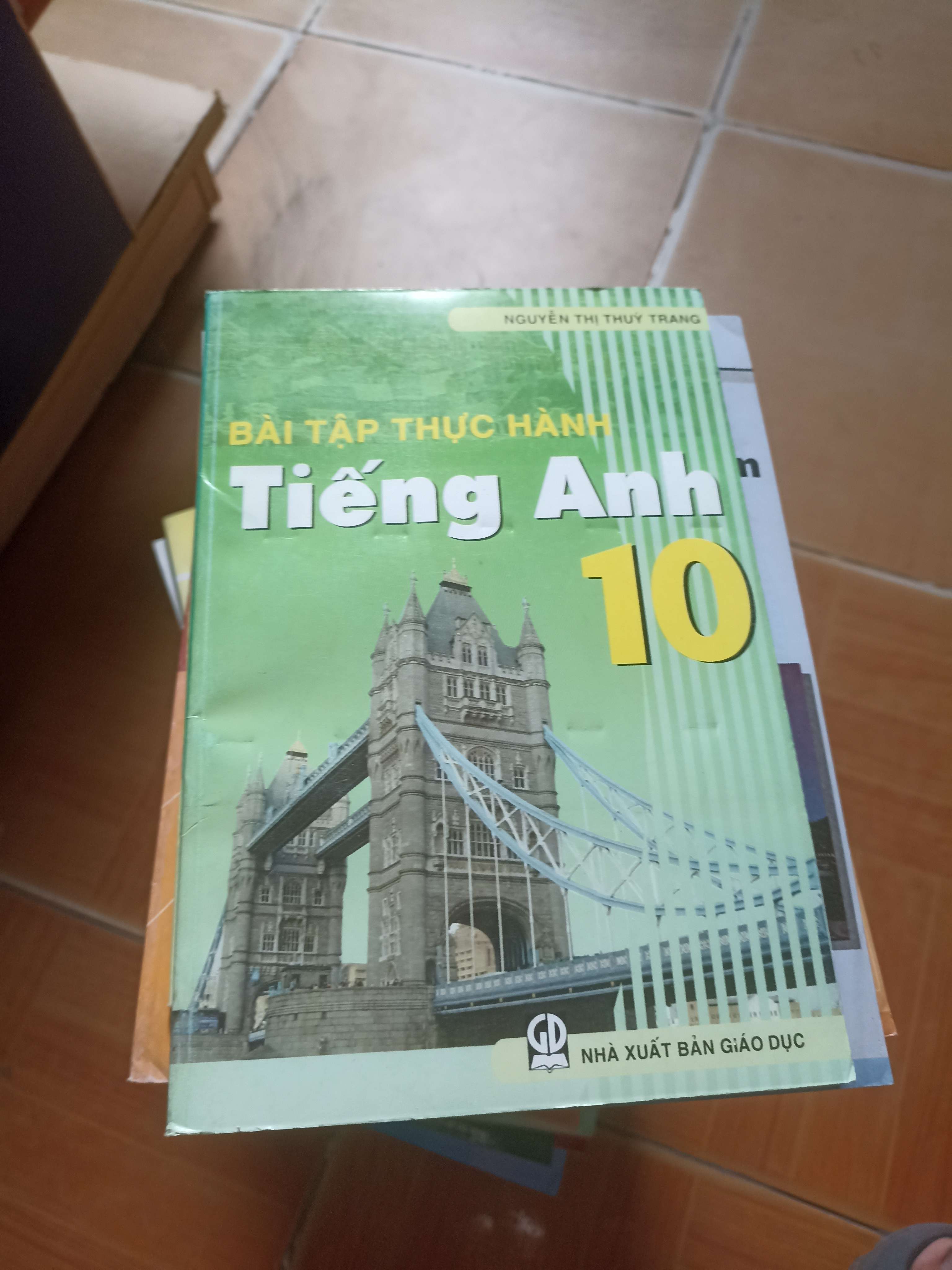 Bài tập thực hành tiếng anh 10 - Thùy Trang 2008 (Giáo khoa) VAVO1304-AK3ST3
