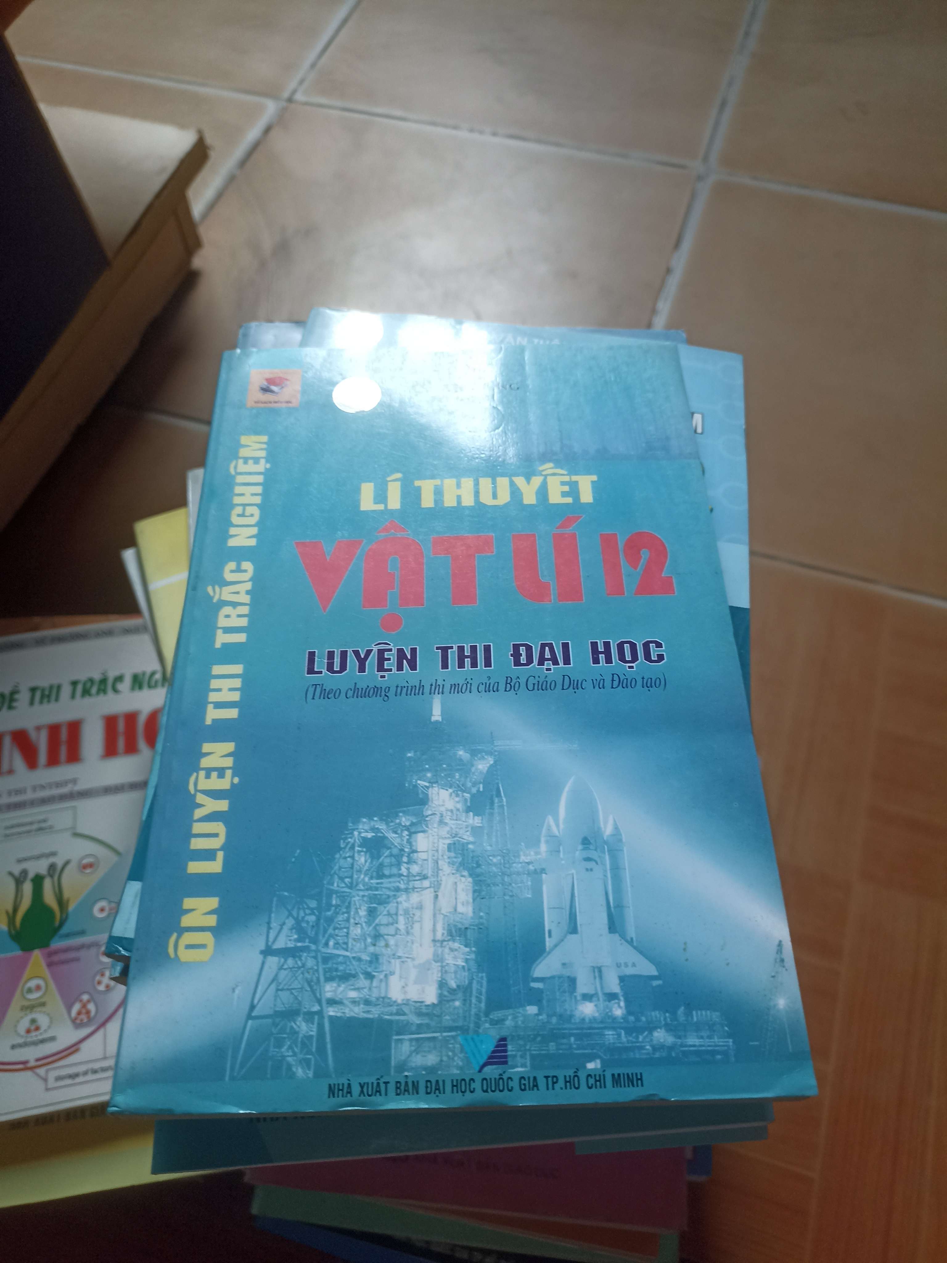 Lí thuyết vật lí 12 luyện thi đại học 2008 (Tham khảo - luyện thi) VAVO1304-AK3ST3