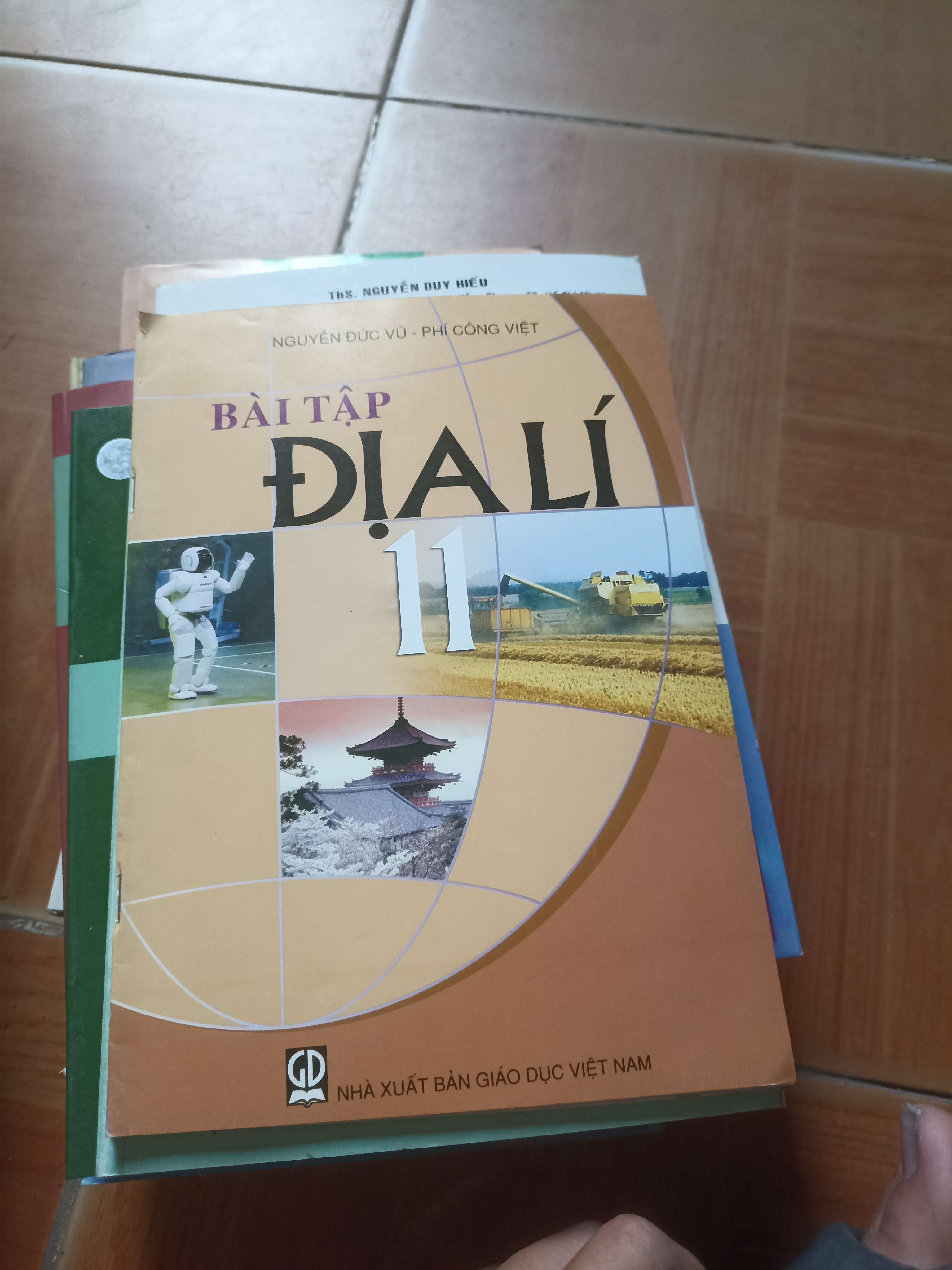 Bài tập địa lí 11 - Công Việt 2014 (Giáo khoa) VAVO1304-AK3ST3