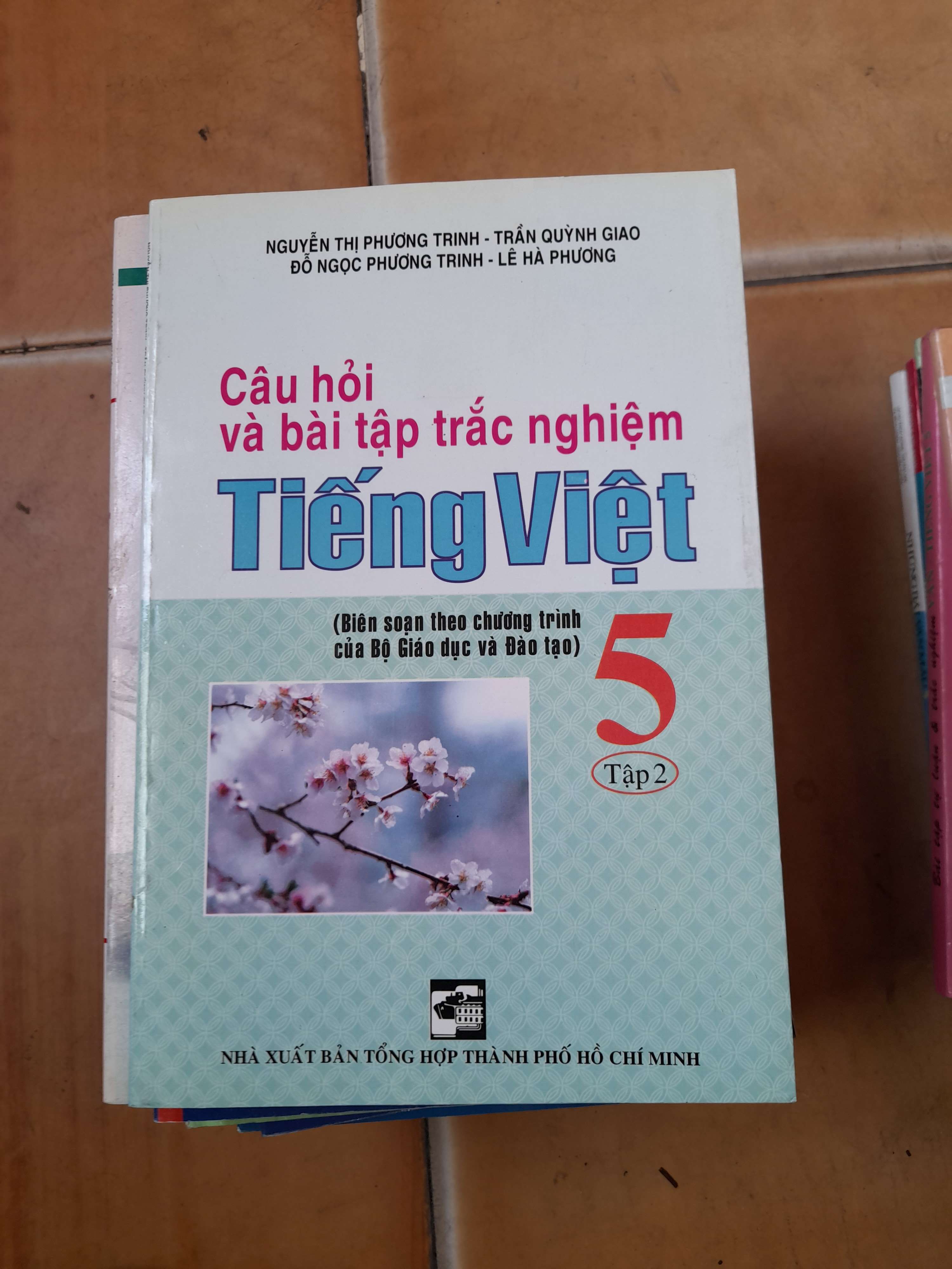 Câu Hỏi Và Bài Tập Trắc Nghiệm Tiếng Việt 5 (Tập 2) - Nguyễn Thị Phương Trinh, Trần Quỳnh Giao, Đỗ Ngọc Phương Trinh, Lê Hà Phương 2009 (Tham khảo - luyện thi) VAVO1304-AK3ST1