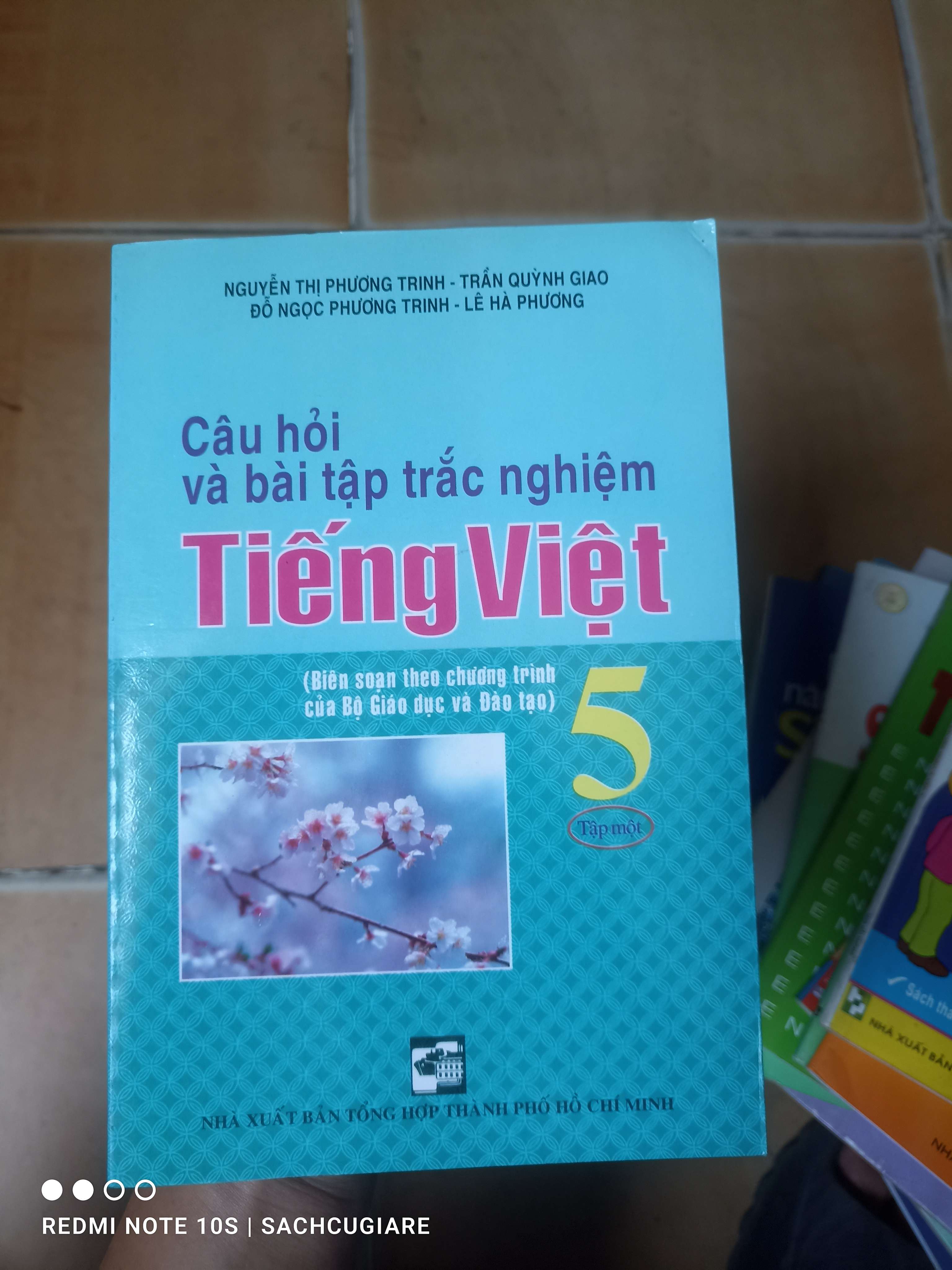 Câu Hỏi Và Bài Tập Trắc Nghiệm Tiếng Việt 5 (Biên Soạn Theo Chương Trình Của Bộ Giáo Dục Và Đào Tạo) (Tập 1) - Nguyễn Thị Phương Trinh, Trần Quỳnh Giao, Đỗ Ngọc Phương Trinh, Lê Hà Phương (Tham khảo - luyện thi) VAVO1304-AK3T2