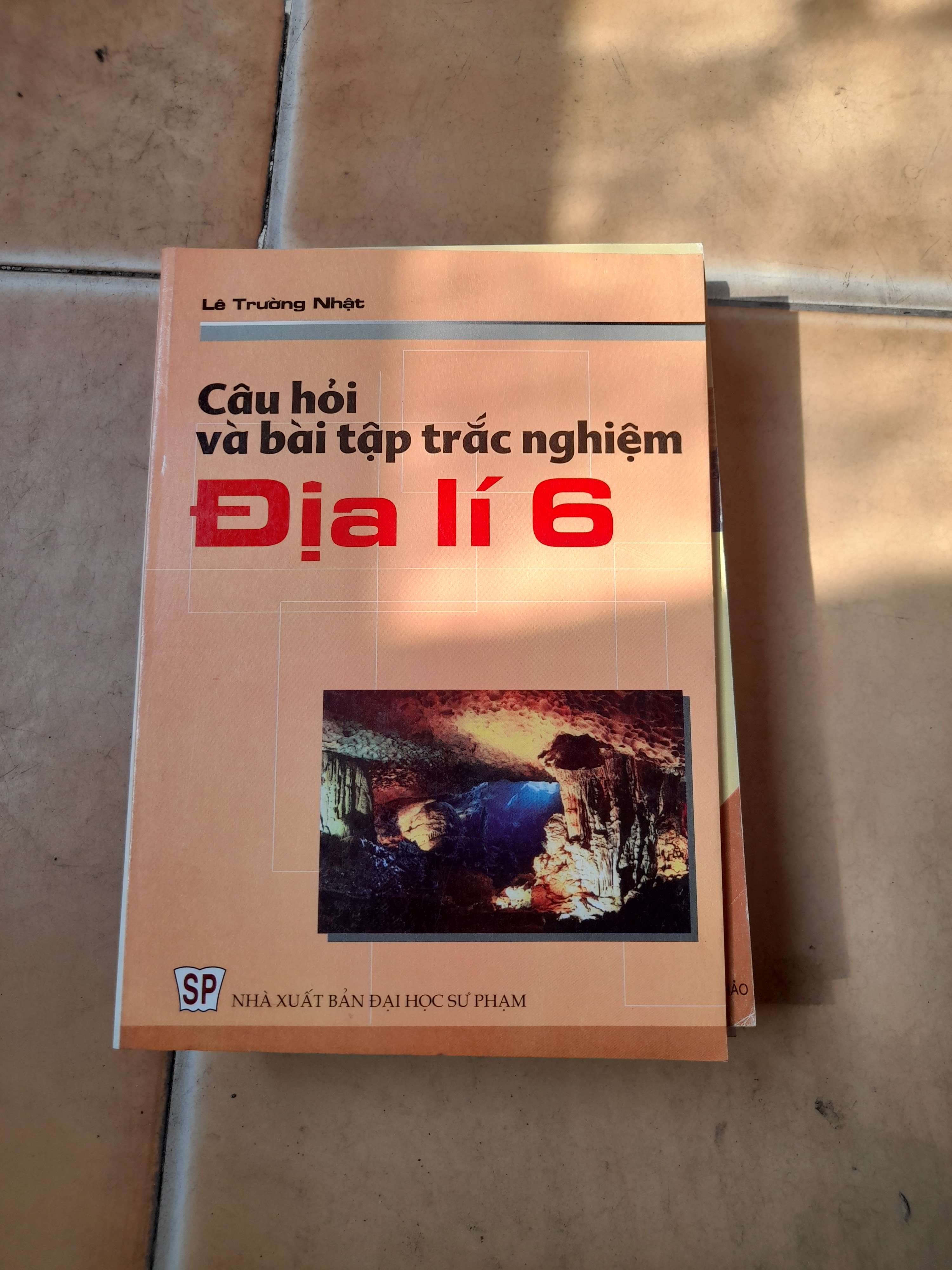 Câu Hỏi Và Bài Tập Trắc Nghiệm Địa Lí 6 - Lê Trường Nhật 2004 (Tham khảo - luyện thi) VAVO1304-AK3T3