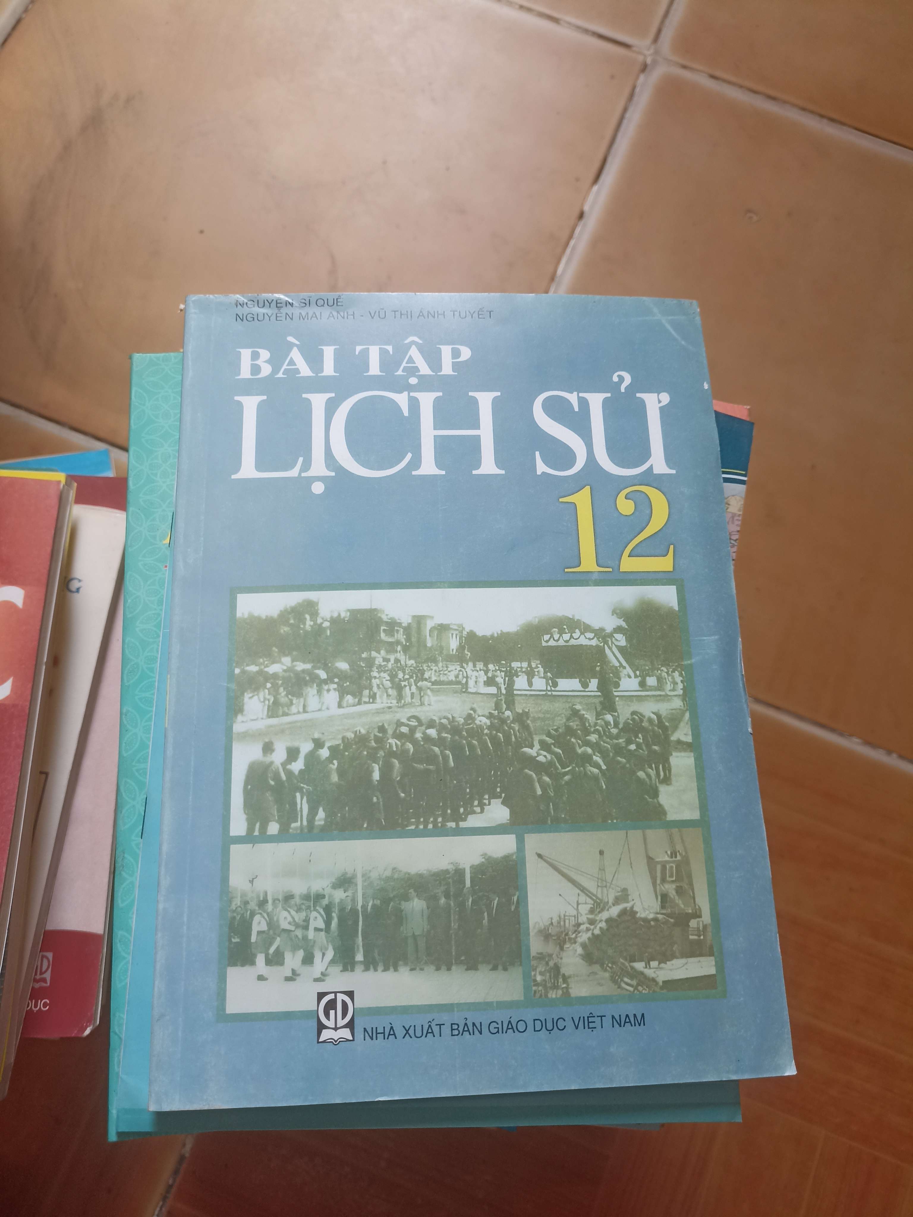 Bài tập Lịch sử 12 - Sĩ Quế 2011 (Giáo khoa) VAVO1304-AK3ST2
