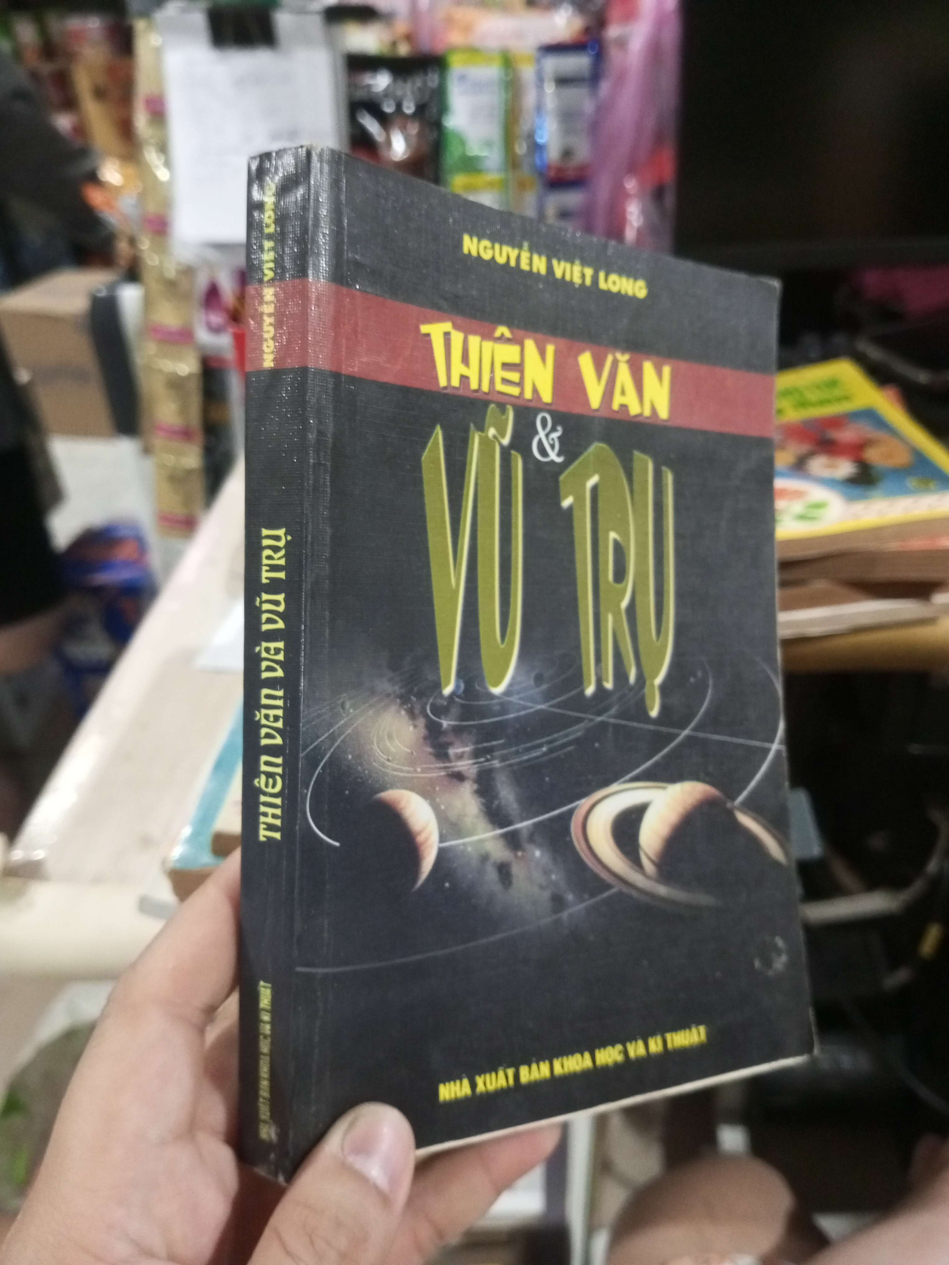 Thiên Văn Và Vũ Trụ - Nguyễn Việt Long 2006 mới 80% ố (Sách văn học) HCM1304 (NSX)