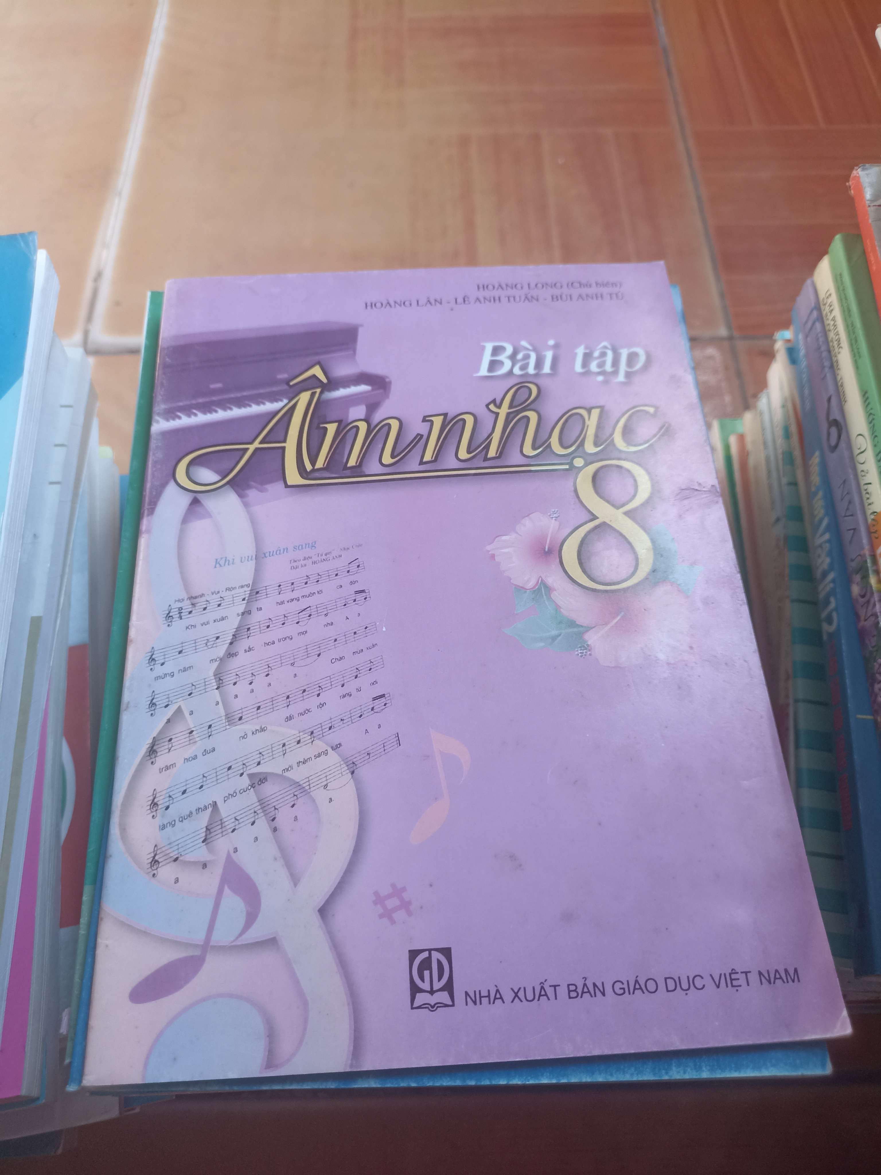 Bài tập âm nhạc 8 - Hoàng Long 2010 (Giáo khoa) VAVO1304-AK3ST4