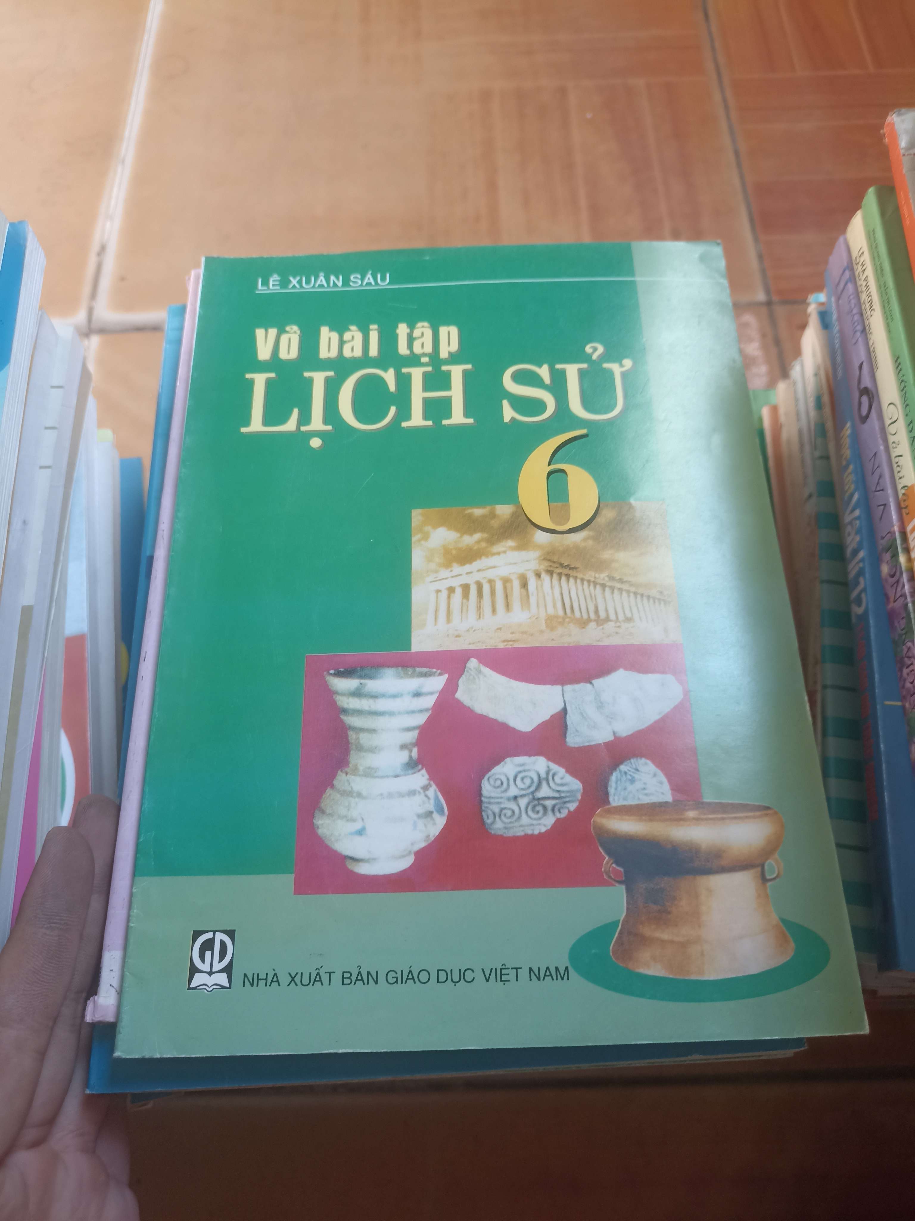 Vở bài tập lịch sử 6 - Xuân Sáu 2014 (Giáo khoa) VAVO1304-AK3ST4