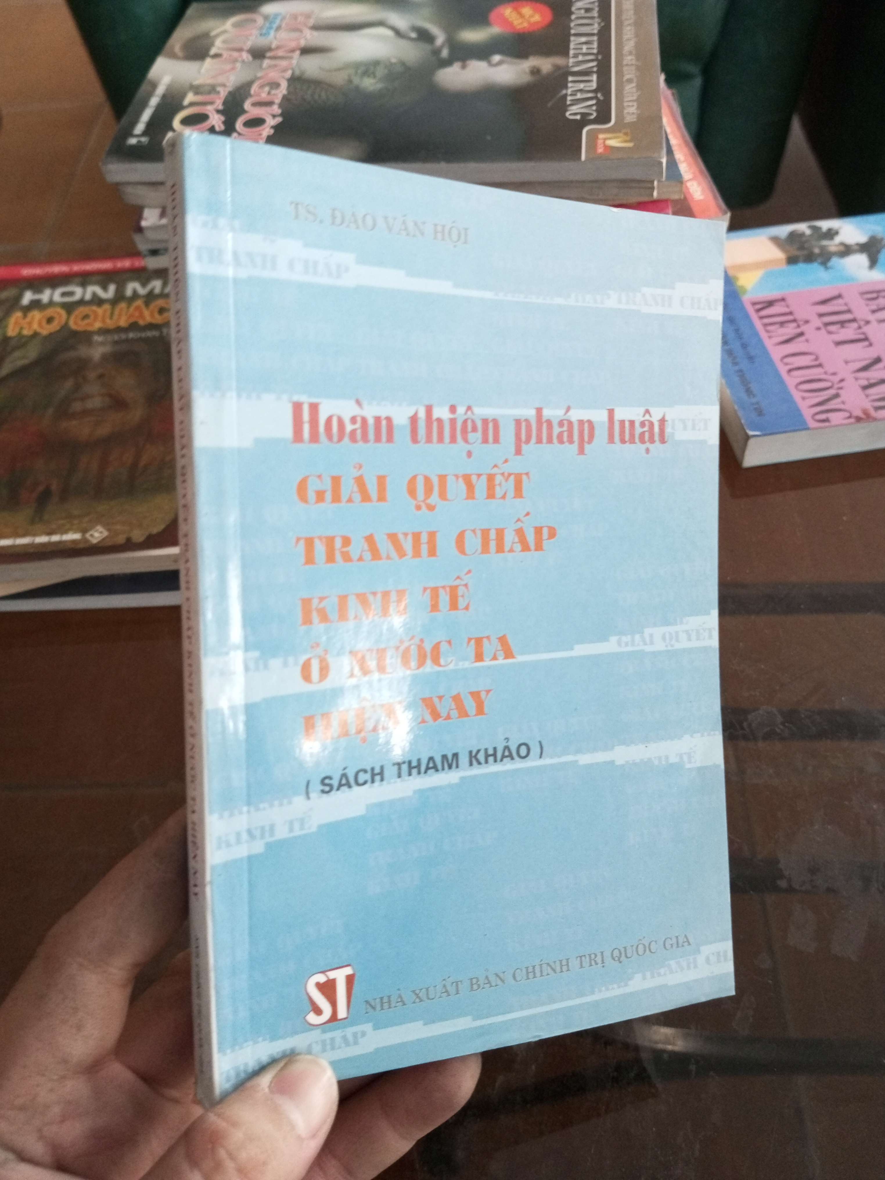Hoàn thiện pháp luật giải quyết tranh chấp kinh tế ở nước ta hiện nay - Văn Hội 2004 (Sách chính trị - pháp lý) VAVO1304-A0