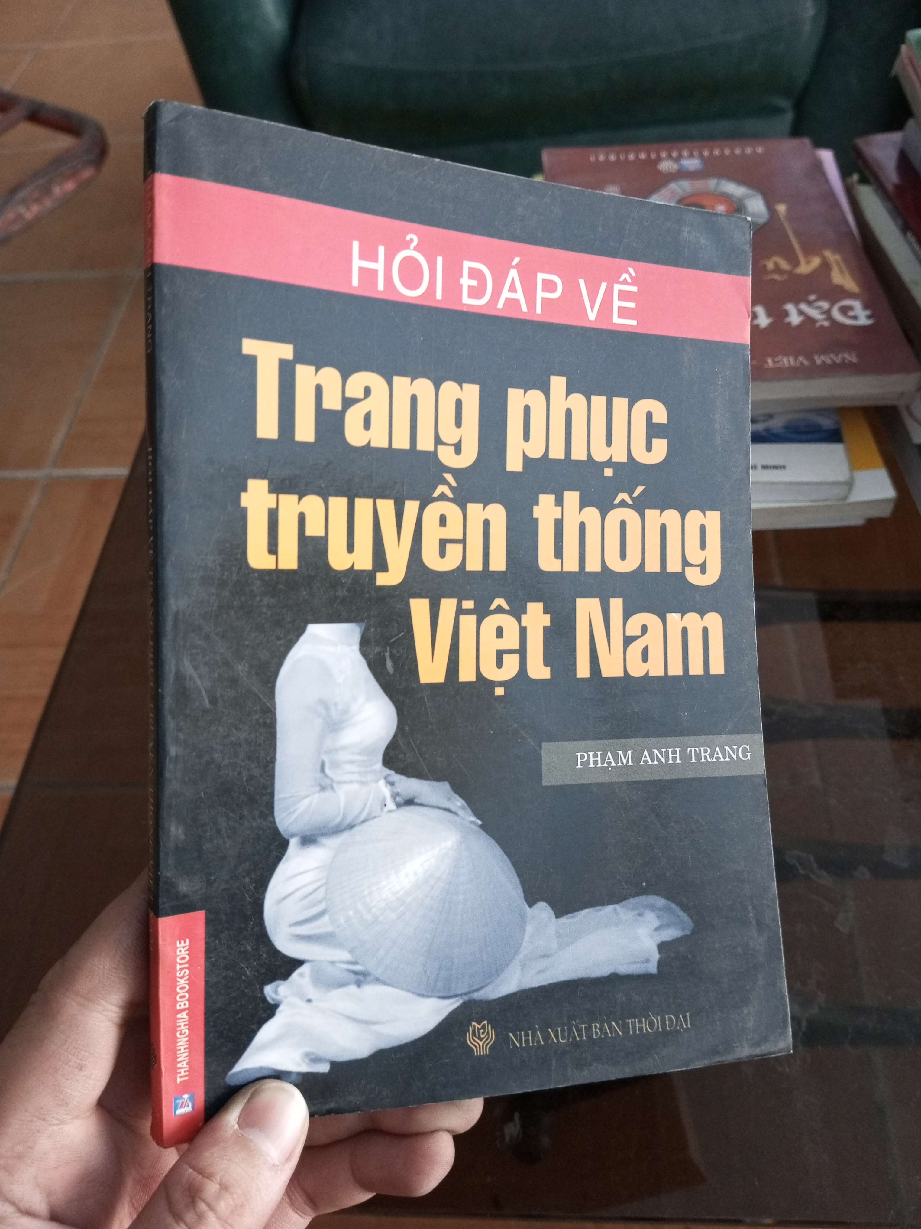 Hỏi đáp về trang phục truyền thống Việt Nam - Anh Trang 2010 (Lịch sử Việt Nam) VAVO1304-A0